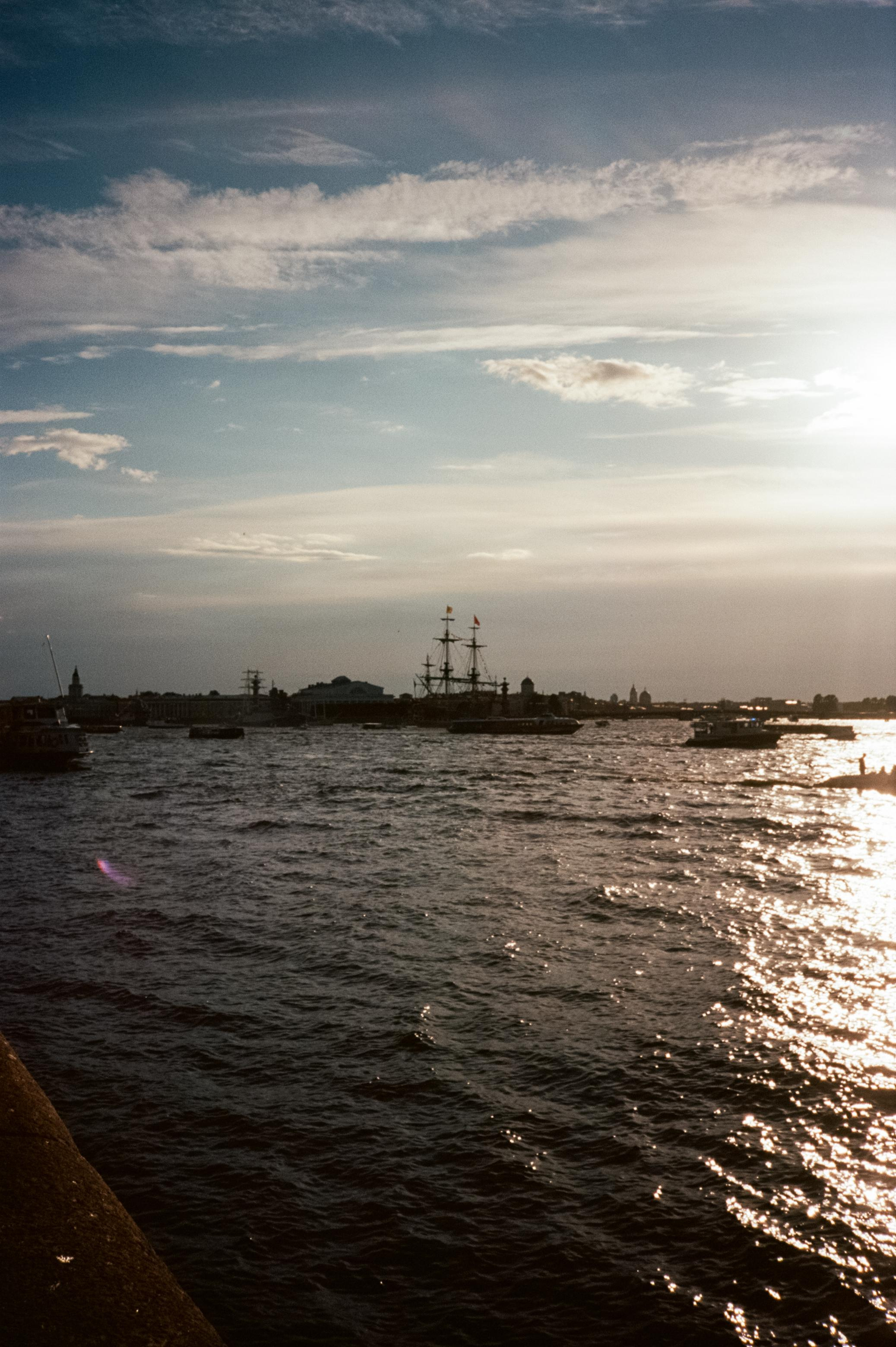 Питер. Крейсер Аврора и набережная Невы накануне дня ВМФ. Фотограф-документалист Мария Осокина