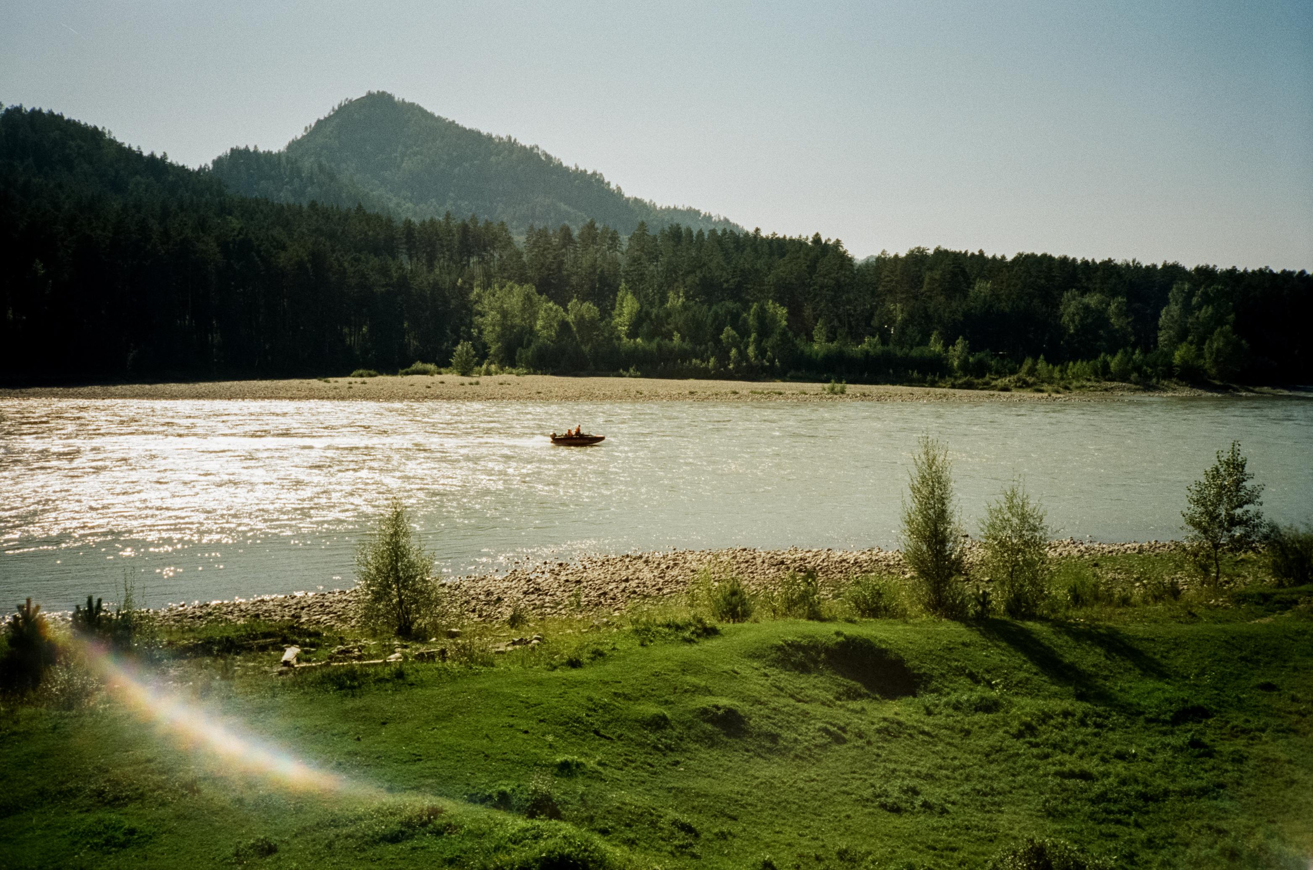 Гора Синюха в тумане и Катунь в жаркий день. У коттеджа Бережок. Фотограф-документалист Мария Осокина