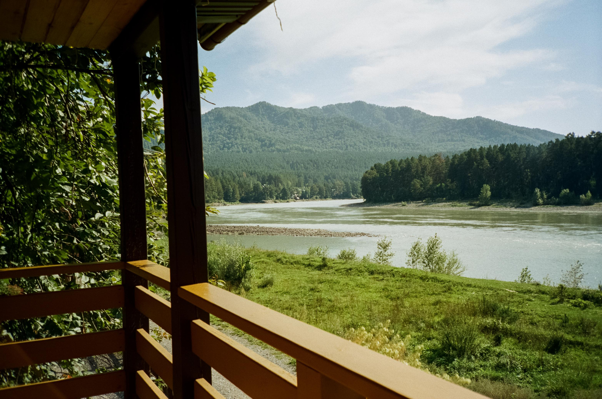 Гора Синюха в тумане и Катунь в жаркий день. У коттеджа Бережок. Фотограф-документалист Мария Осокина