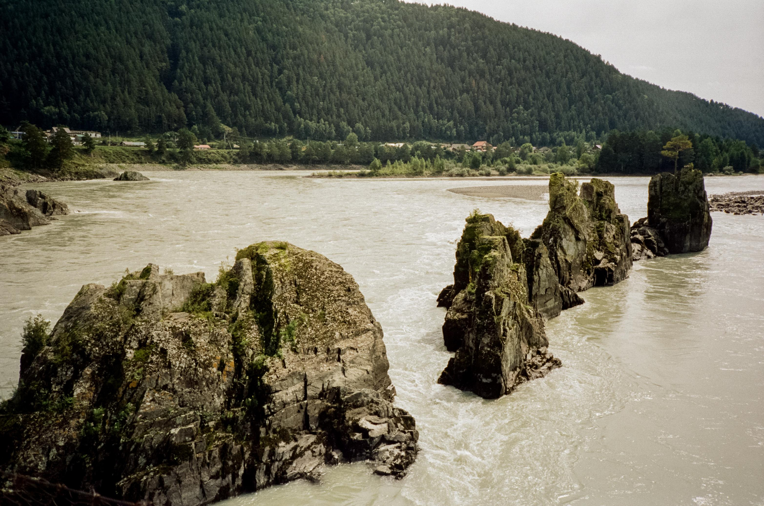 Скалы Зубы Дракона: виды с моста через Катунь. Фотограф-документалист Мария Осокина