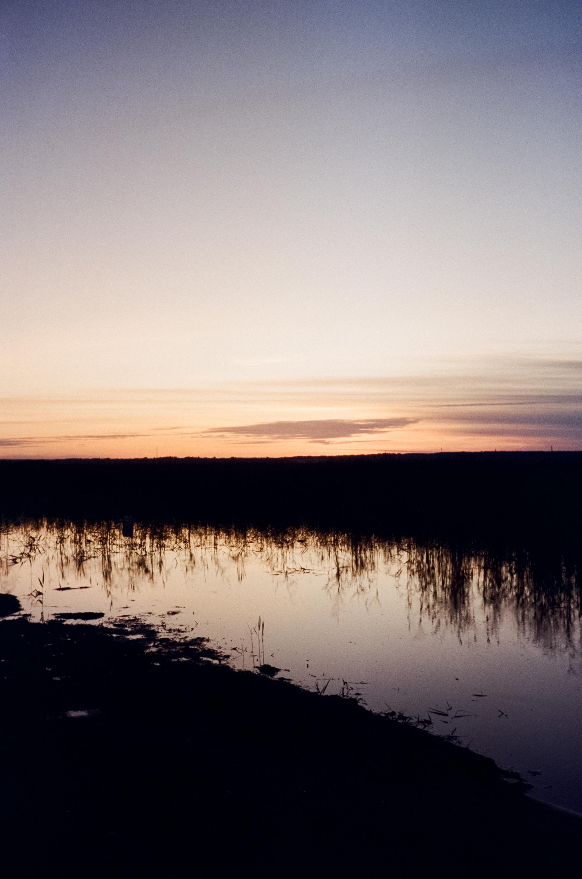 Восход на озере Отрадное, ДубльДом и блики солнца на воде. Фотограф-документалист Мария Осокина
