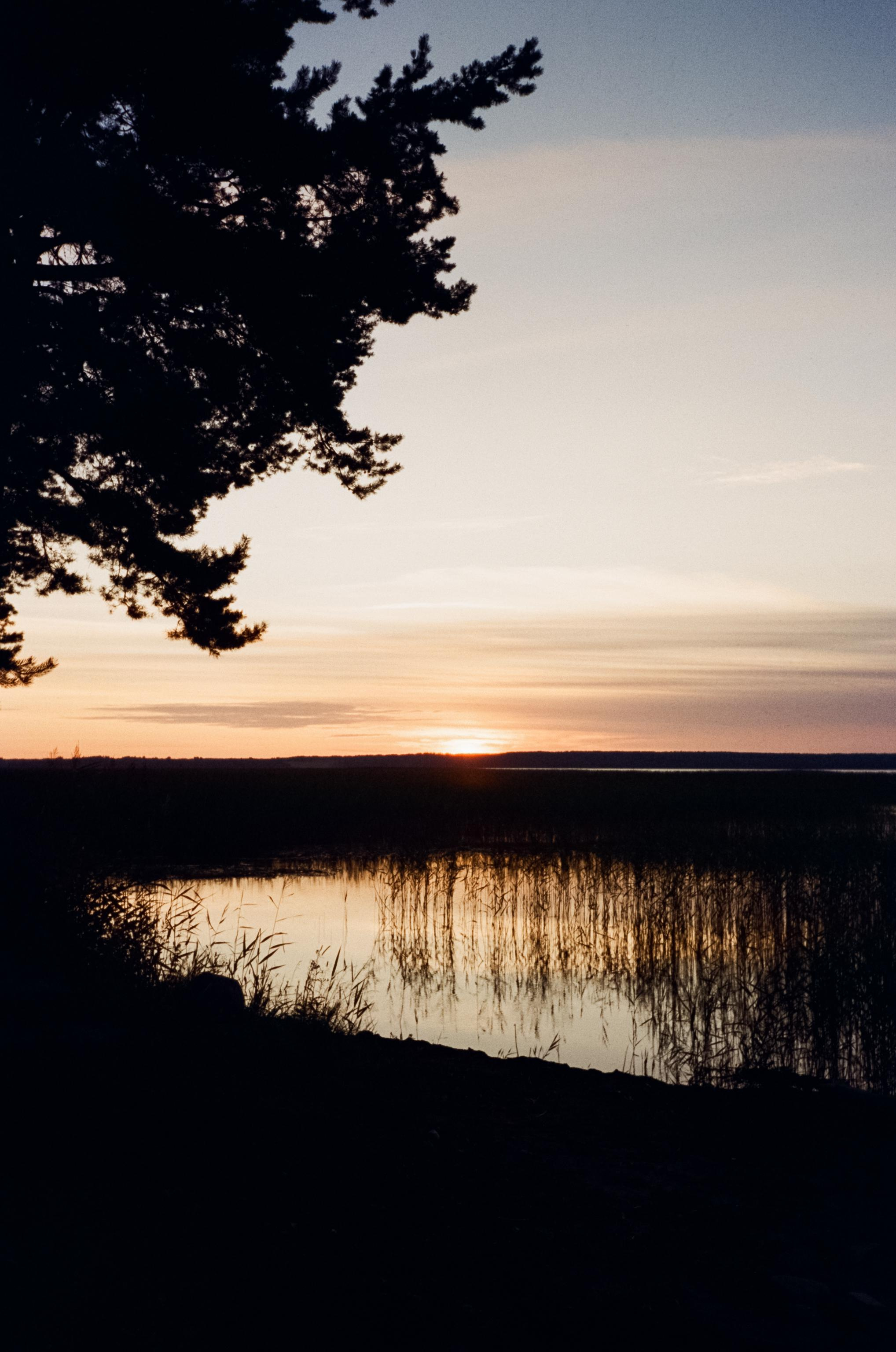 Восход на озере Отрадное, ДубльДом и блики солнца на воде. Фотограф-документалист Мария Осокина