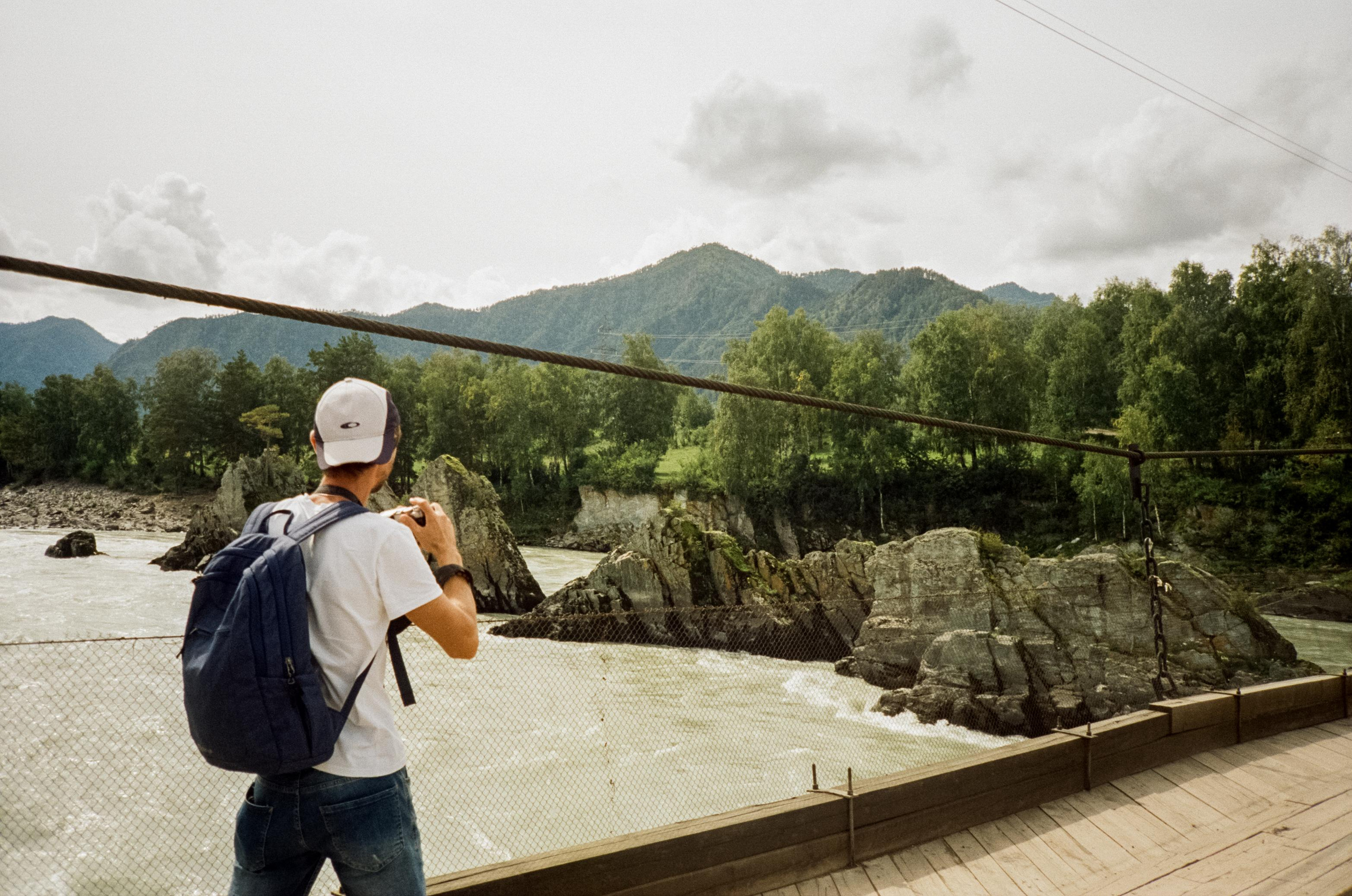 Скалы Зубы Дракона: виды с моста через Катунь. Фотограф-документалист Мария Осокина