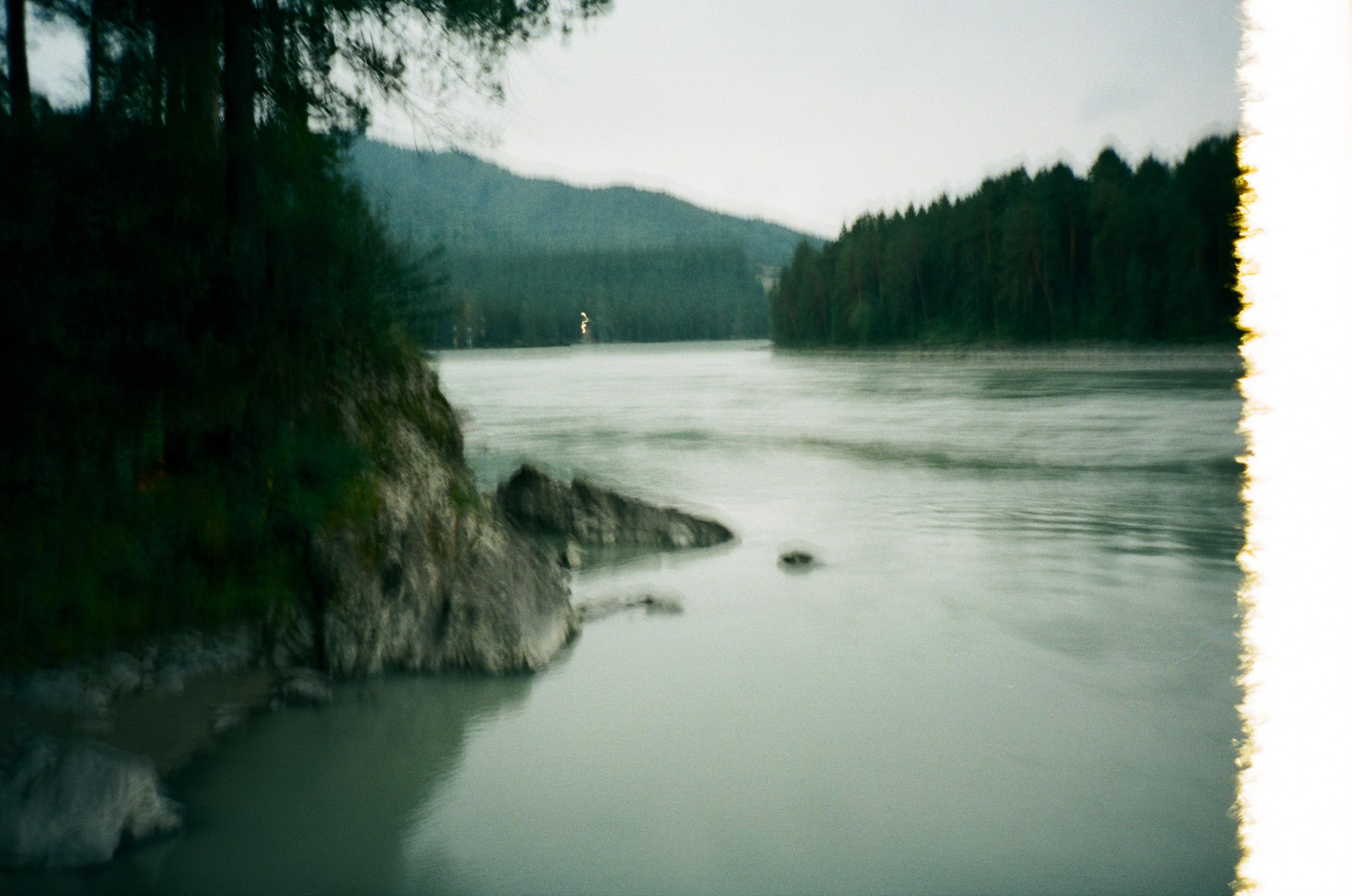 Гора Синюха в тумане и Катунь в жаркий день. У коттеджа Бережок. Фотограф-документалист Мария Осокина