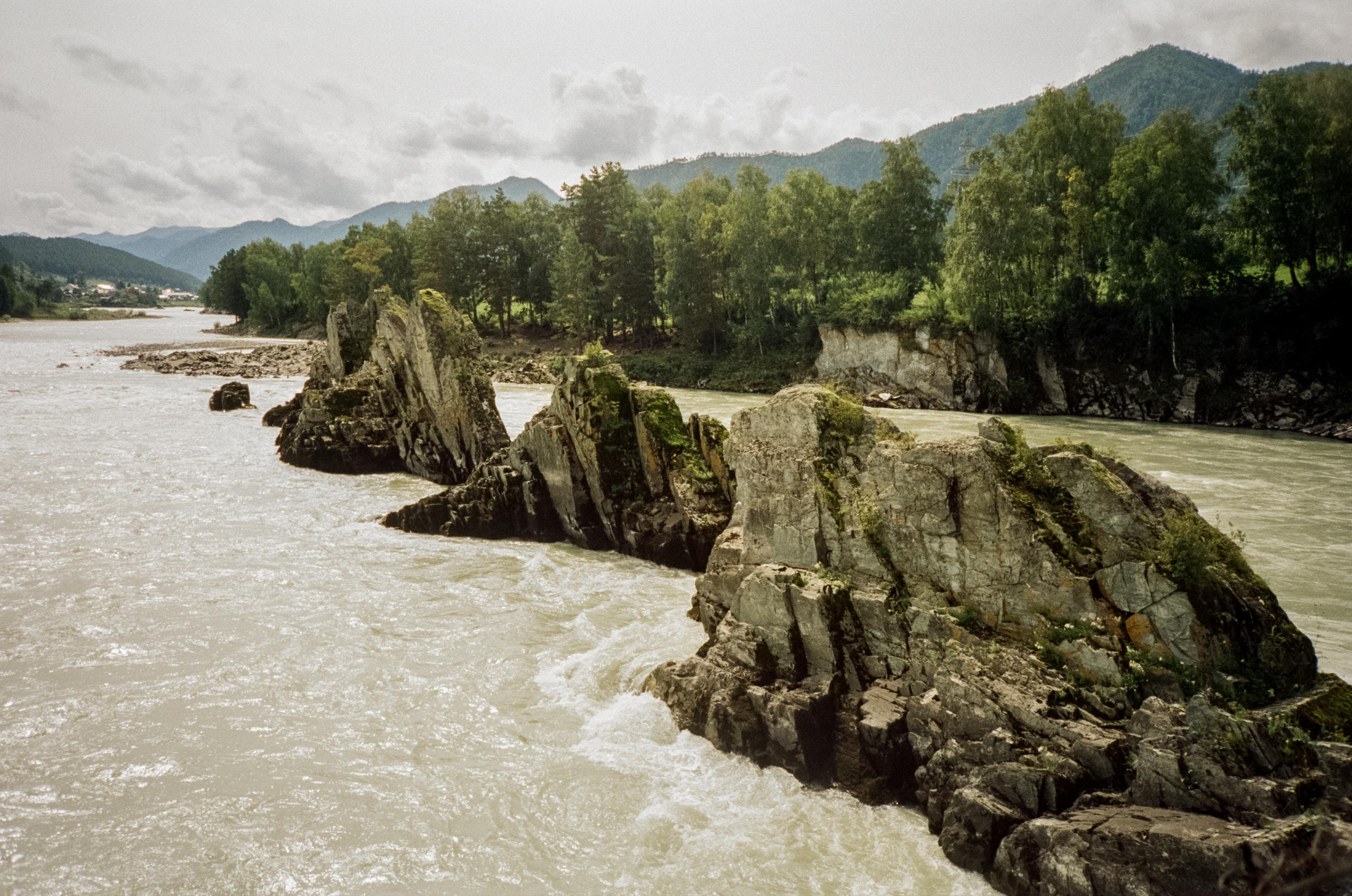 Скалы Зубы Дракона: виды с моста через Катунь. Фотограф-документалист Мария Осокина