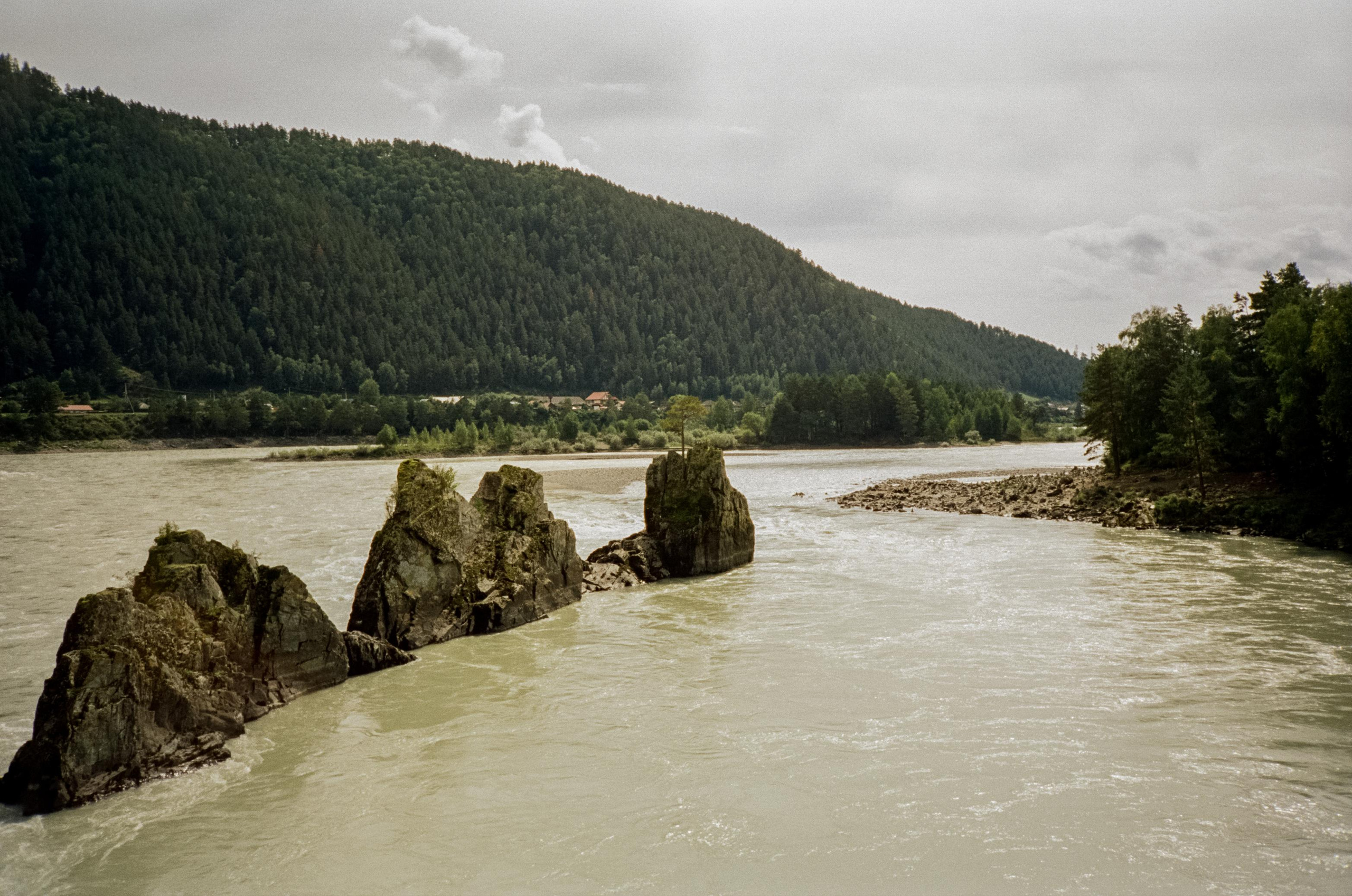 Скалы Зубы Дракона: виды с моста через Катунь. Фотограф-документалист Мария Осокина