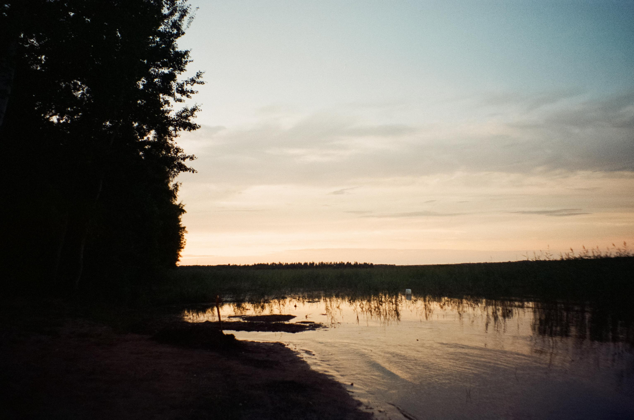 Маяк Вуохенсало в бухте Моторная и закат на озере Отрадное. Фотограф-документалист Мария Осокина