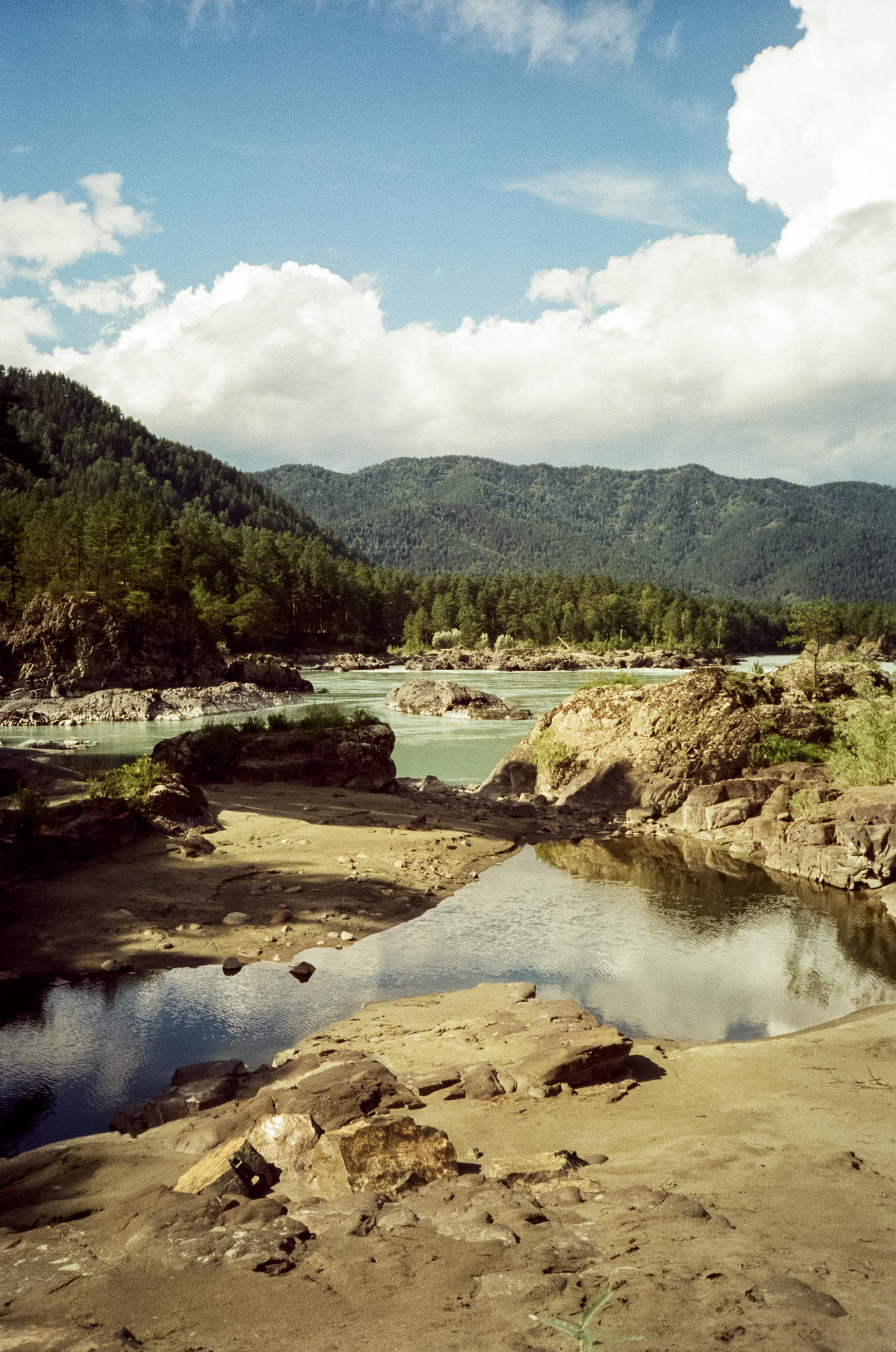 База Благодать на реке Куюм и Кедровый остров на Катуни. Фотограф-документалист Мария Осокина