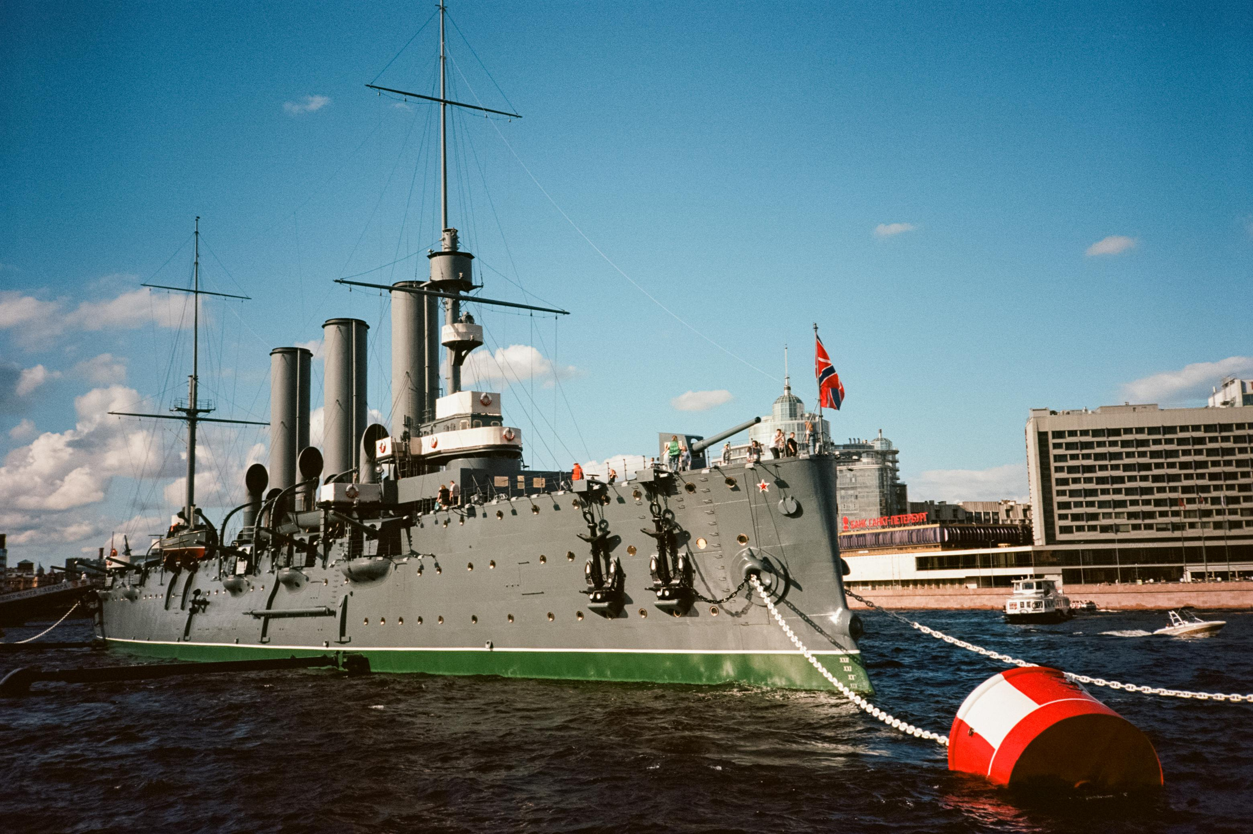 Питер. Крейсер Аврора и набережная Невы накануне дня ВМФ. Фотограф-документалист Мария Осокина