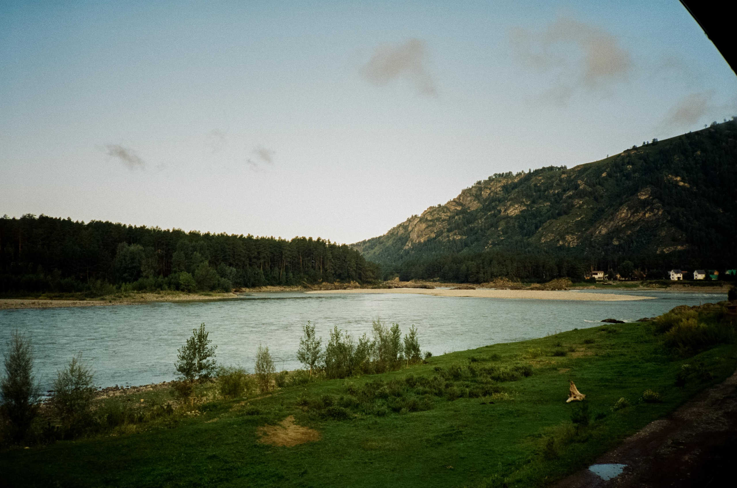 Гора Синюха в тумане и Катунь в жаркий день. У коттеджа Бережок. Фотограф-документалист Мария Осокина