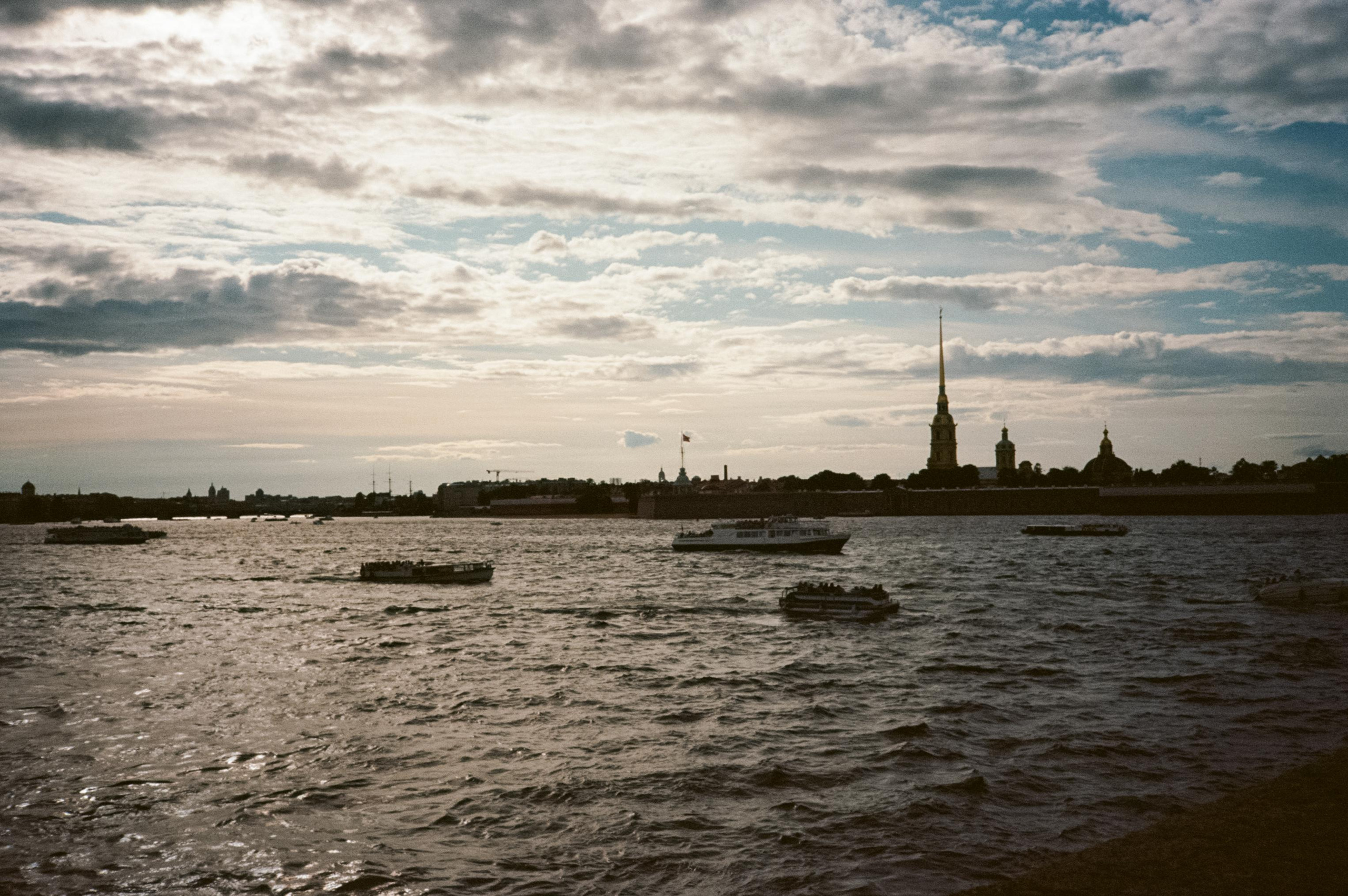 Питер. Крейсер Аврора и набережная Невы накануне дня ВМФ. Фотограф-документалист Мария Осокина