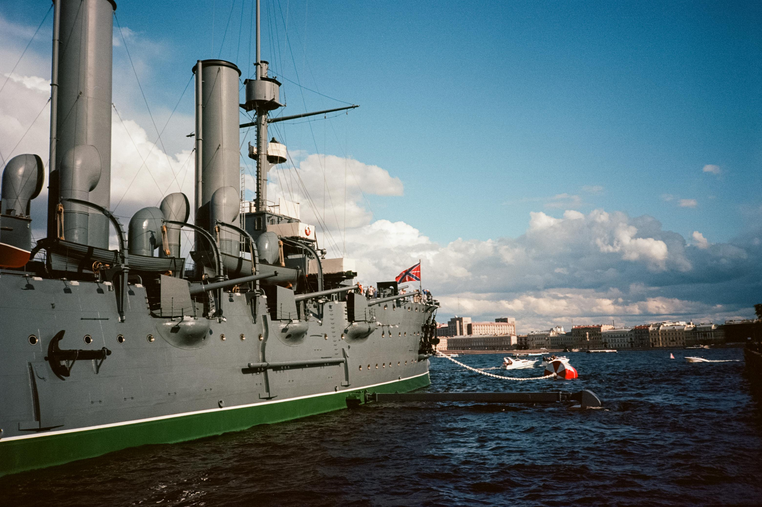 Питер. Крейсер Аврора и набережная Невы накануне дня ВМФ. Фотограф-документалист Мария Осокина