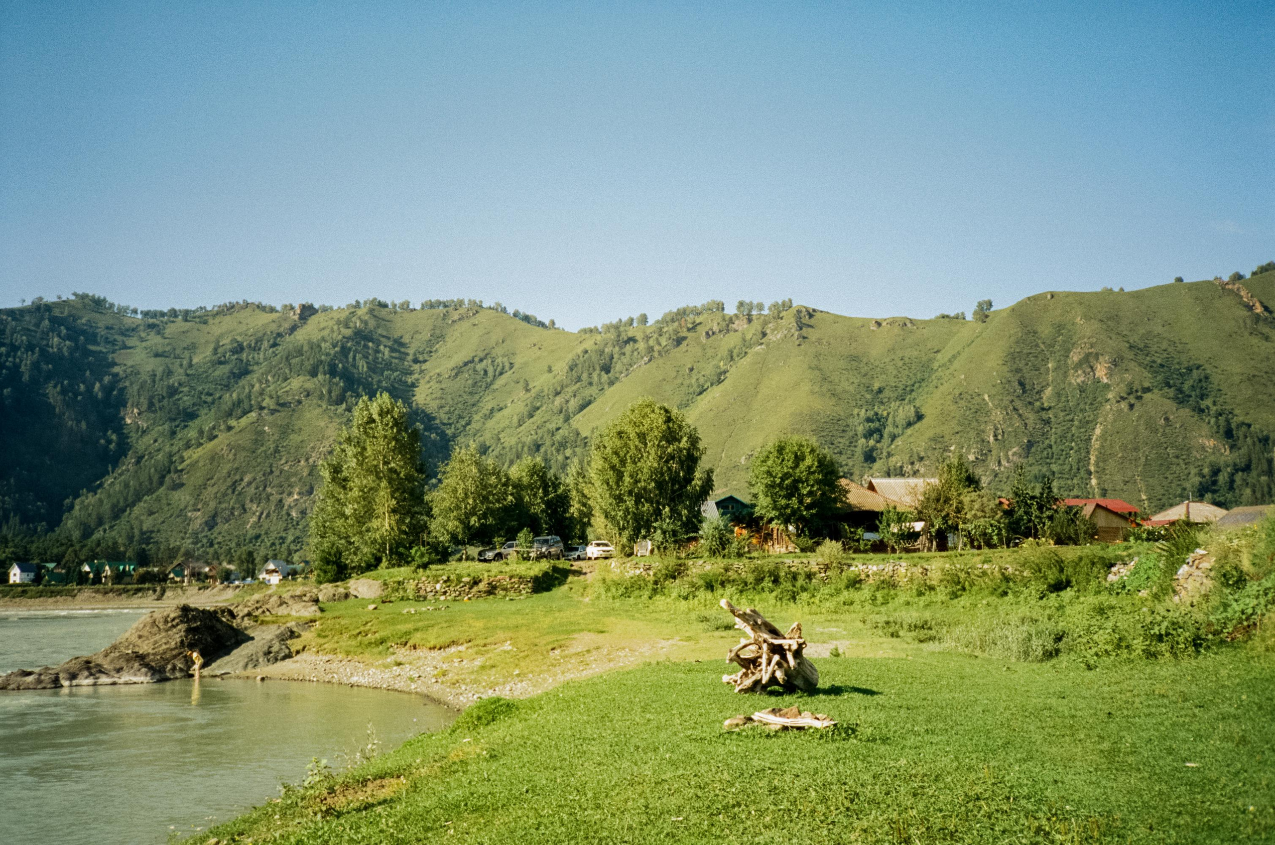Гора Синюха в тумане и Катунь в жаркий день. У коттеджа Бережок. Фотограф-документалист Мария Осокина