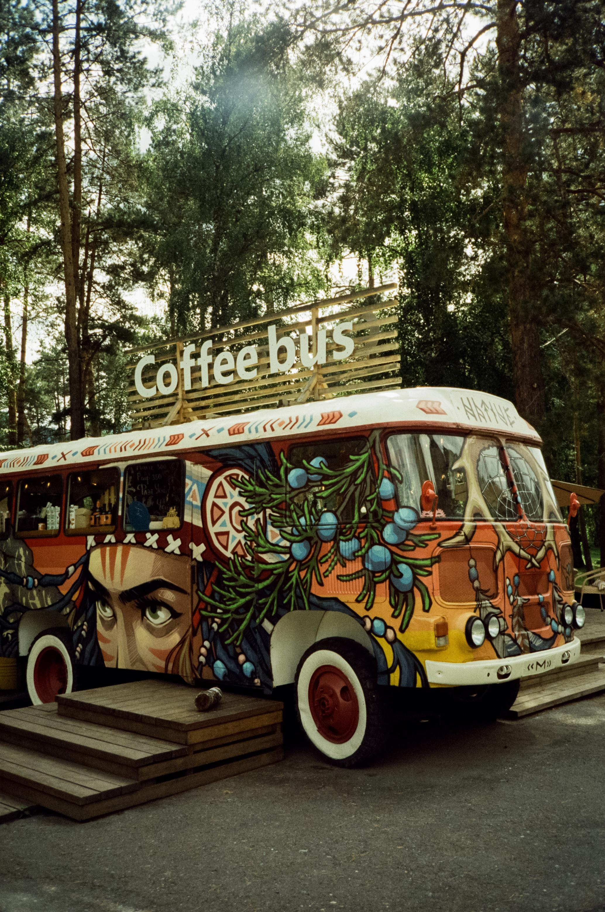 Кофейня Coffee Bus на Чемальском тракте. Алтай. Фотограф-документалист Мария Осокина
