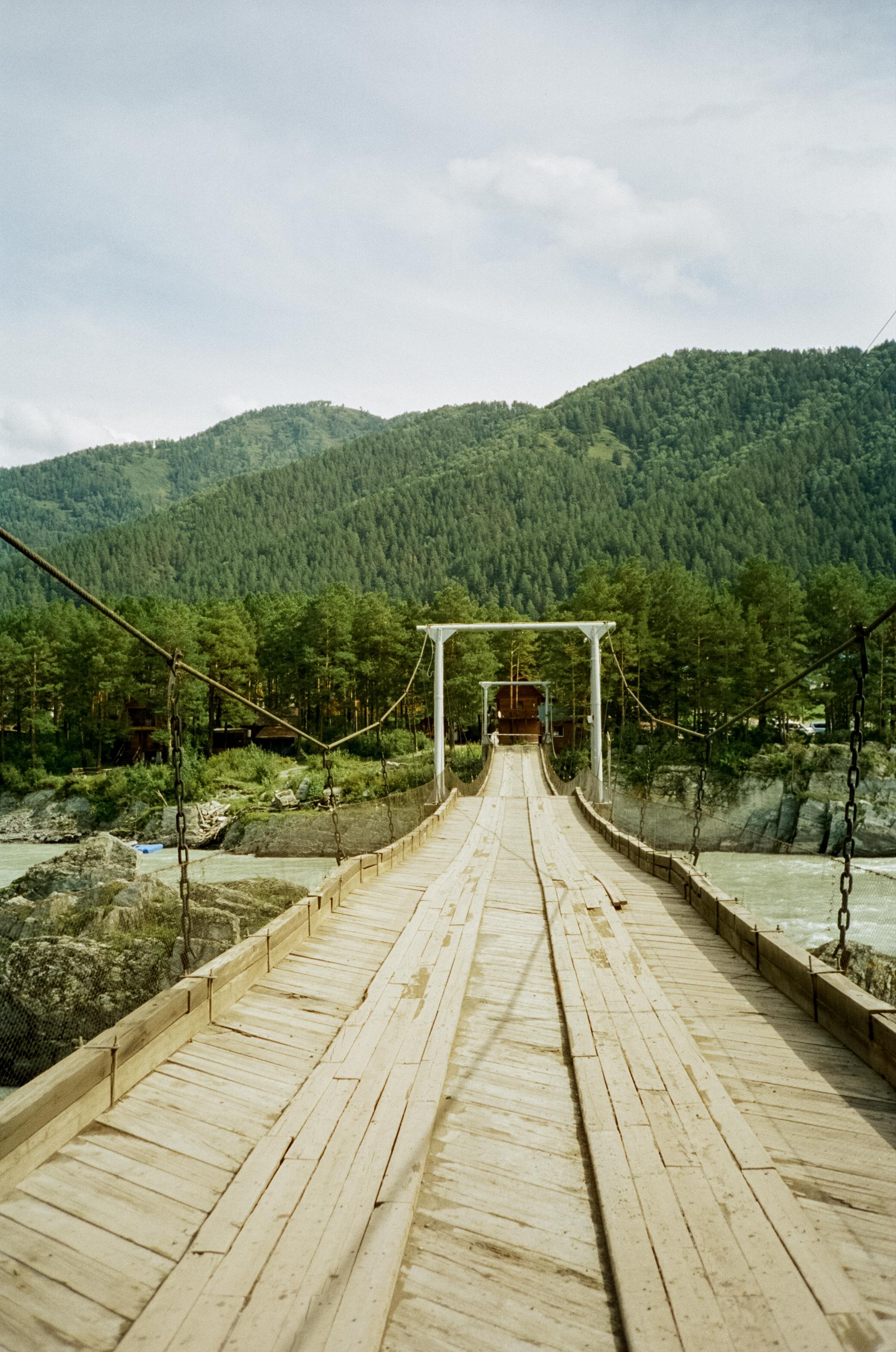 Скалы Зубы Дракона: виды с моста через Катунь. Фотограф-документалист Мария Осокина