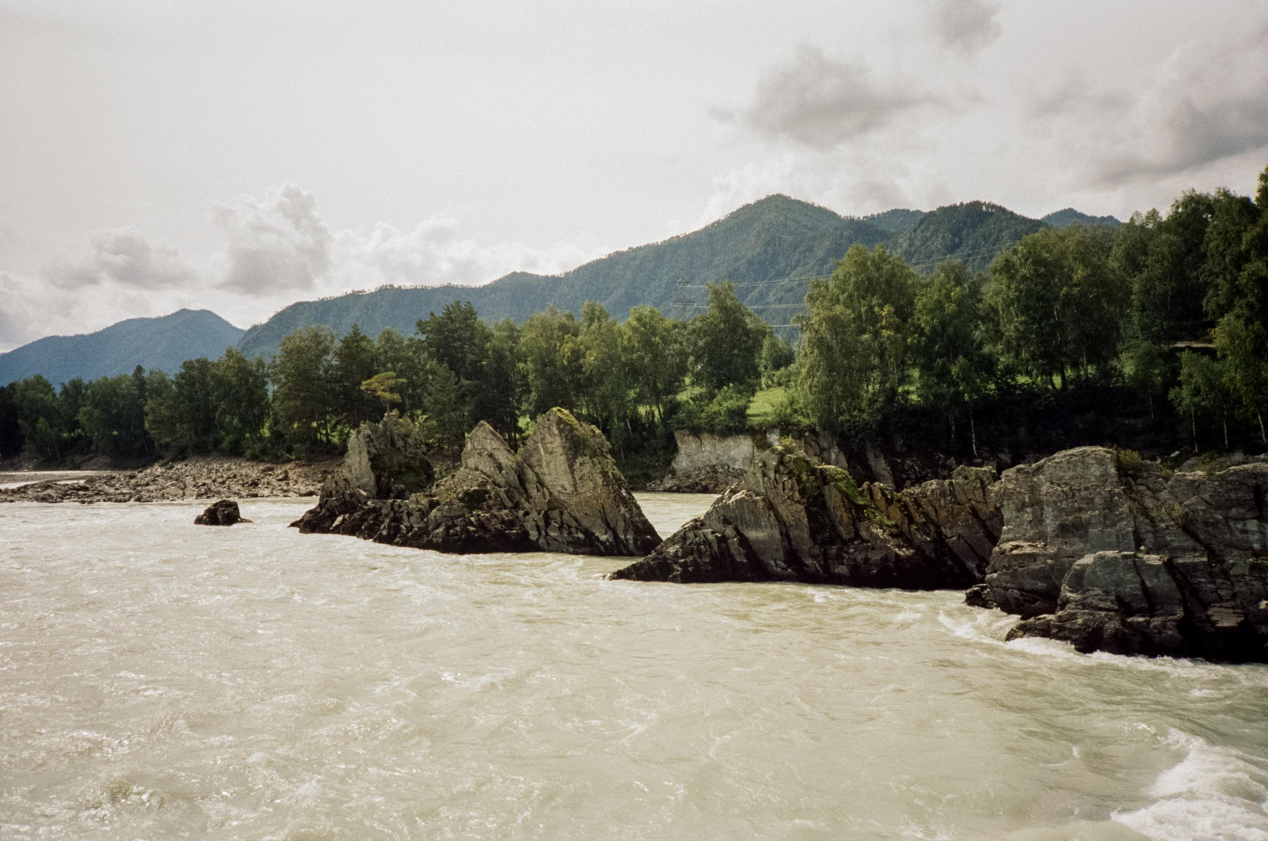 Скалы Зубы Дракона: виды с моста через Катунь. Фотограф-документалист Мария Осокина