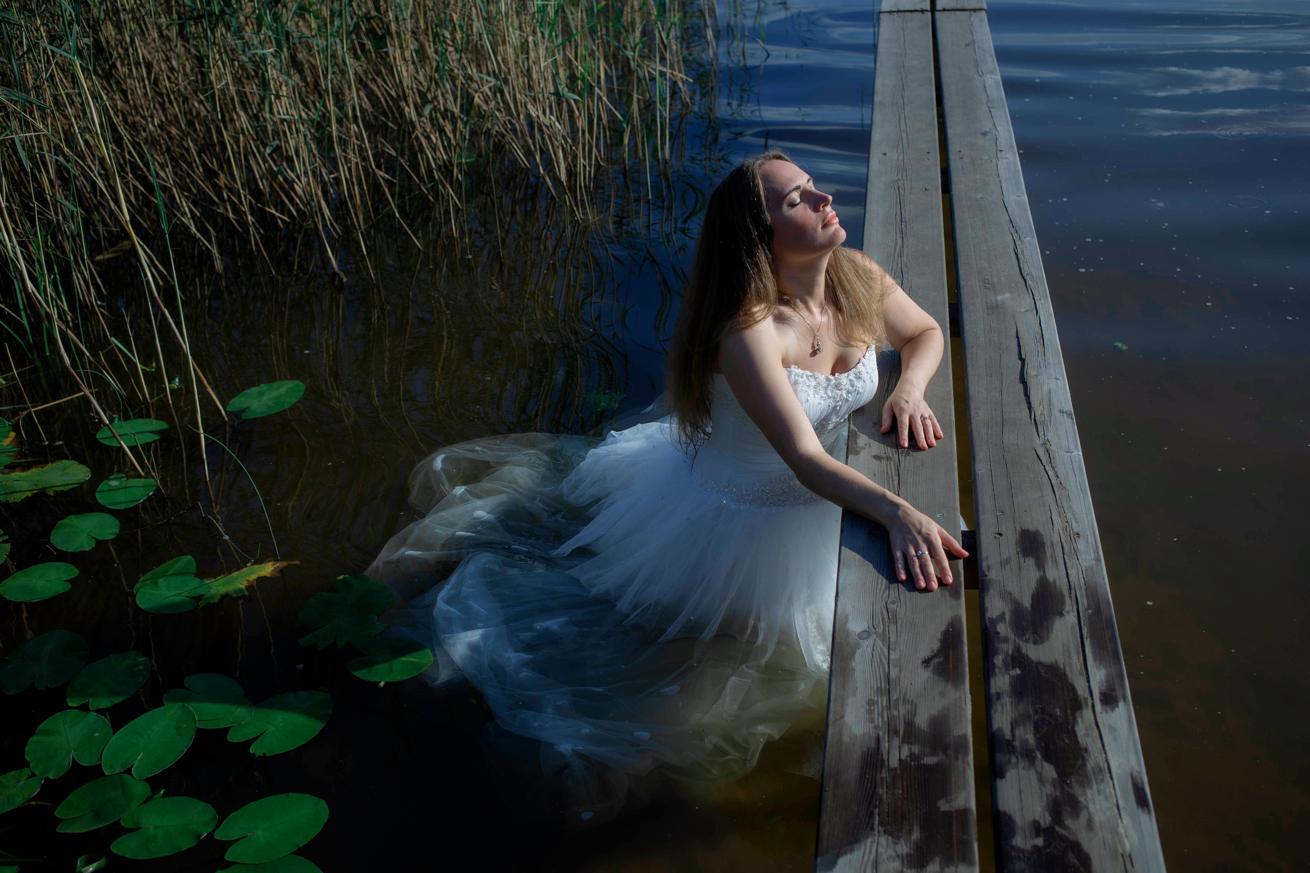 Вторая жизнь свадебного платья: фотосессия на озере под Санкт-Петербургом. Портретные фотосессии, контент-съемки, репортаж