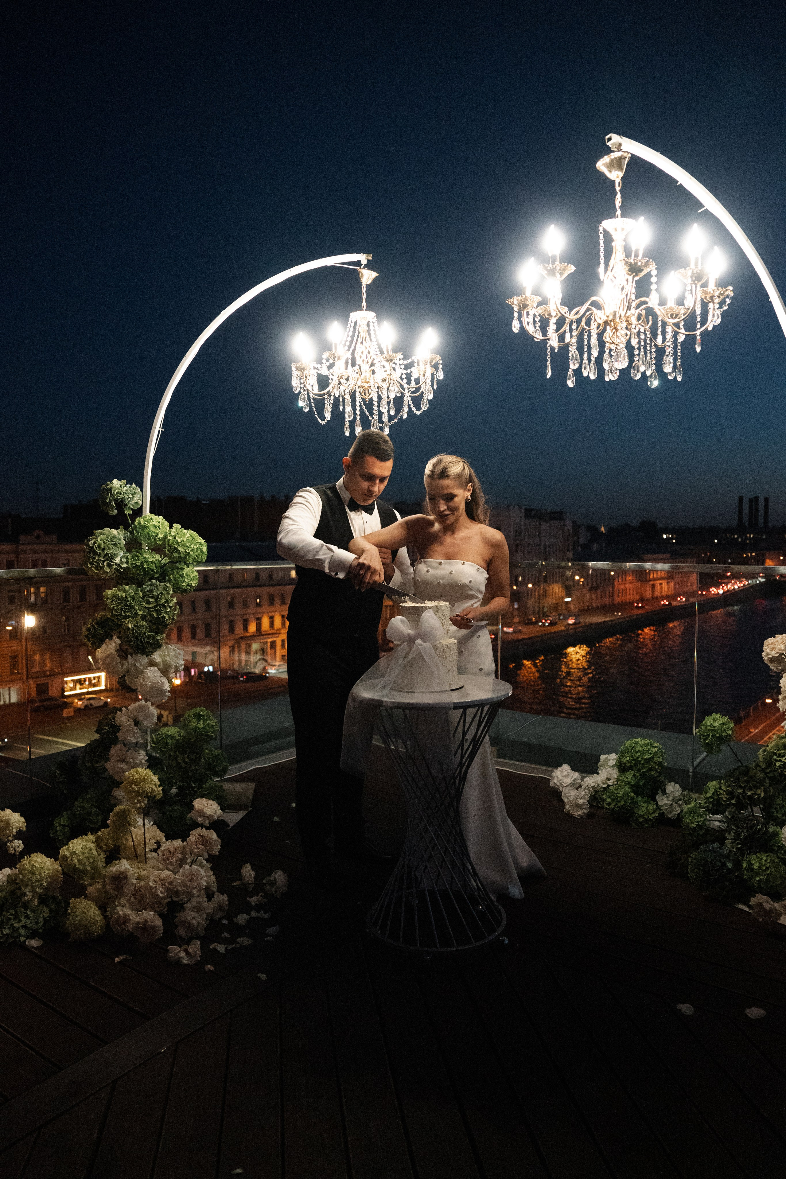 Виктория & Роман. Камерная городская свадьба в видовом ресторане в стиле современная классика. Свадебный фотограф организатор в Санкт-Петербурге Ассоль Опарина