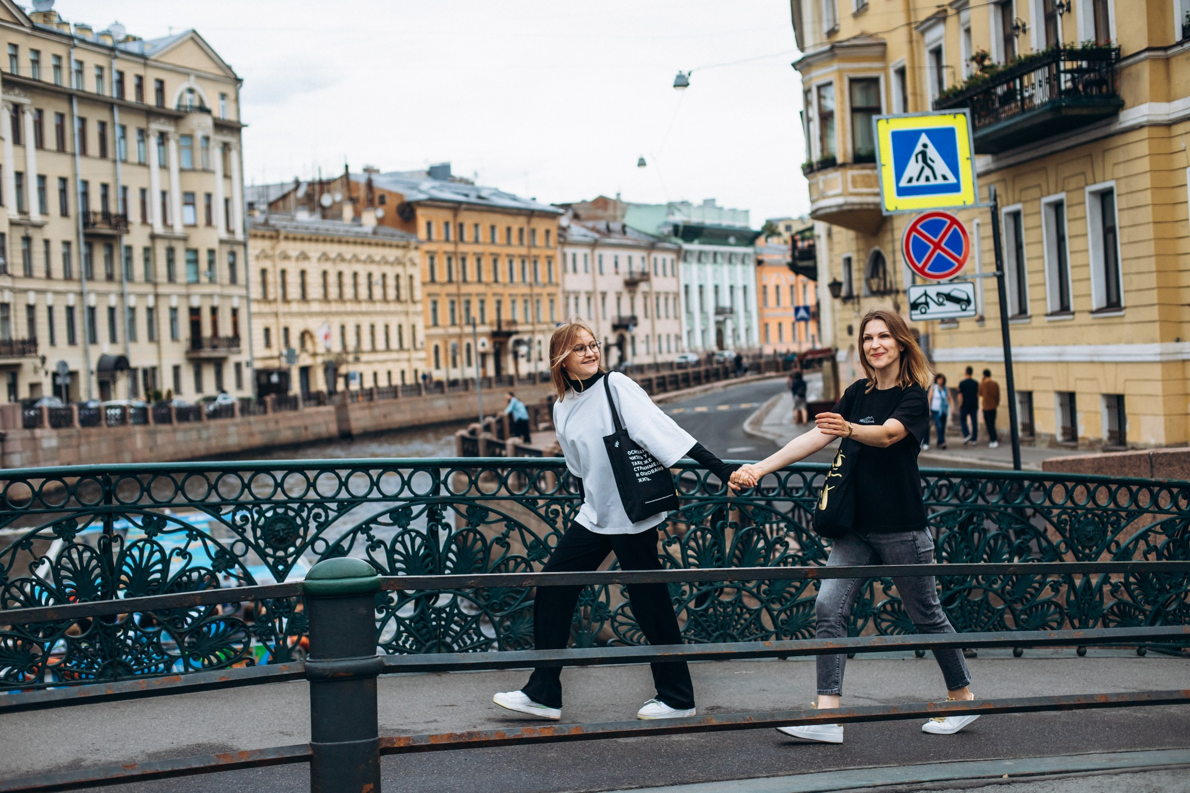 Светлана и Анна в июне. Фотопрогулка в Петербурге. Индивидуальный и семейный фотограф в Санкт-Петербурге