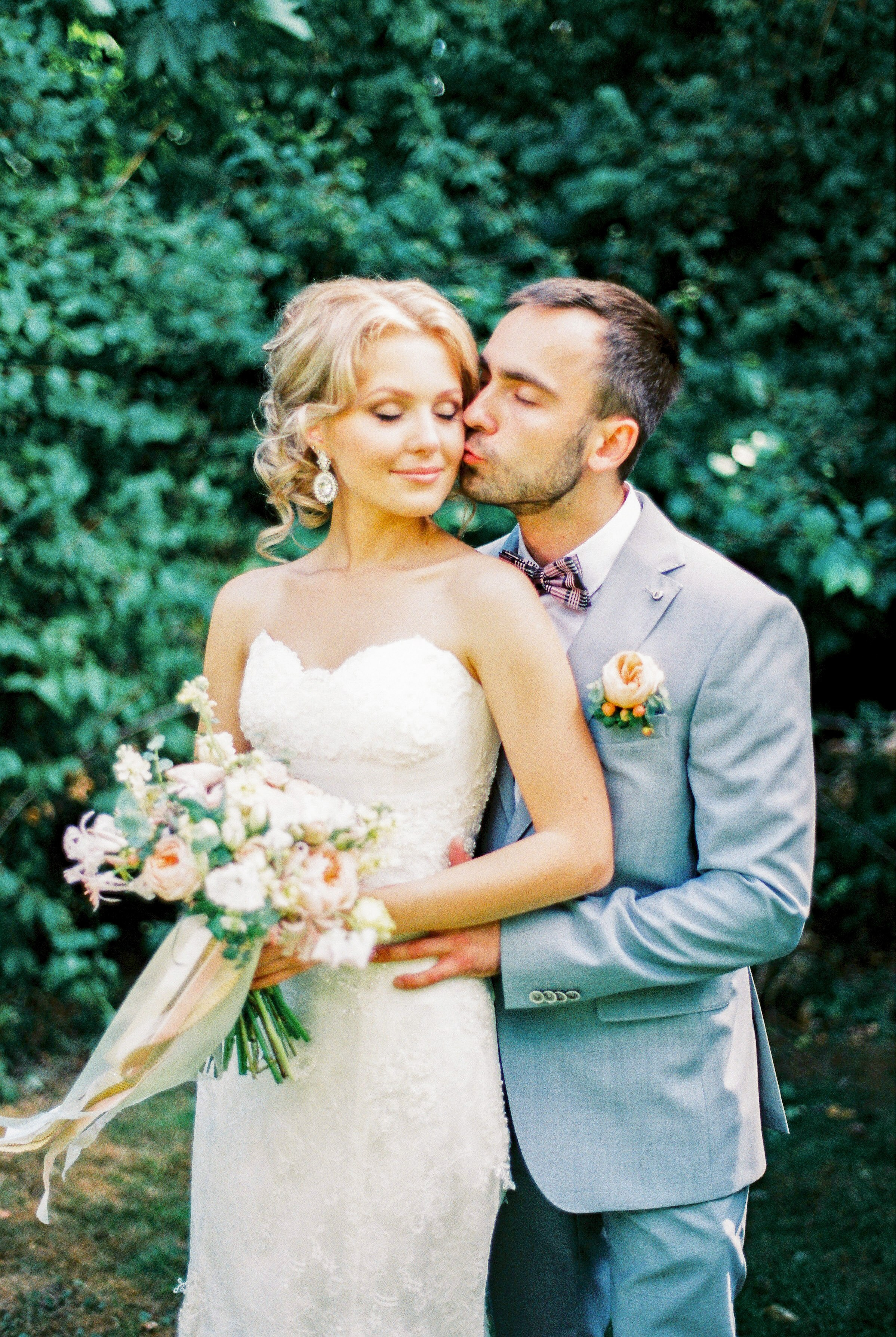 Свадебная прогулка на плёнку в Аптекарском огороде, свадебный фотограф Москва