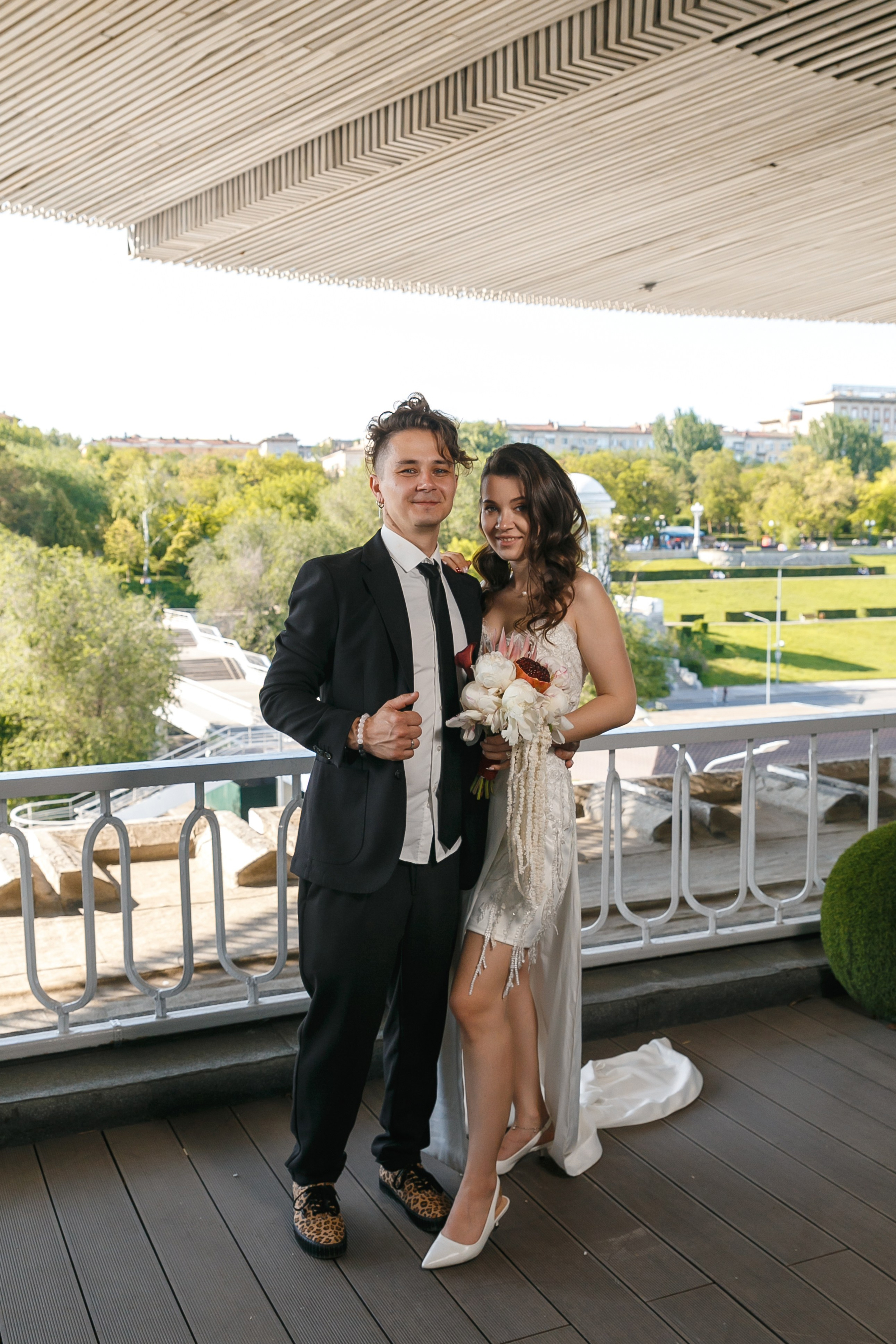 Гости украли жениха и невесту для фотографий на крыше ресторана Река. Событийный фотограф Максим Бескоровайновнов