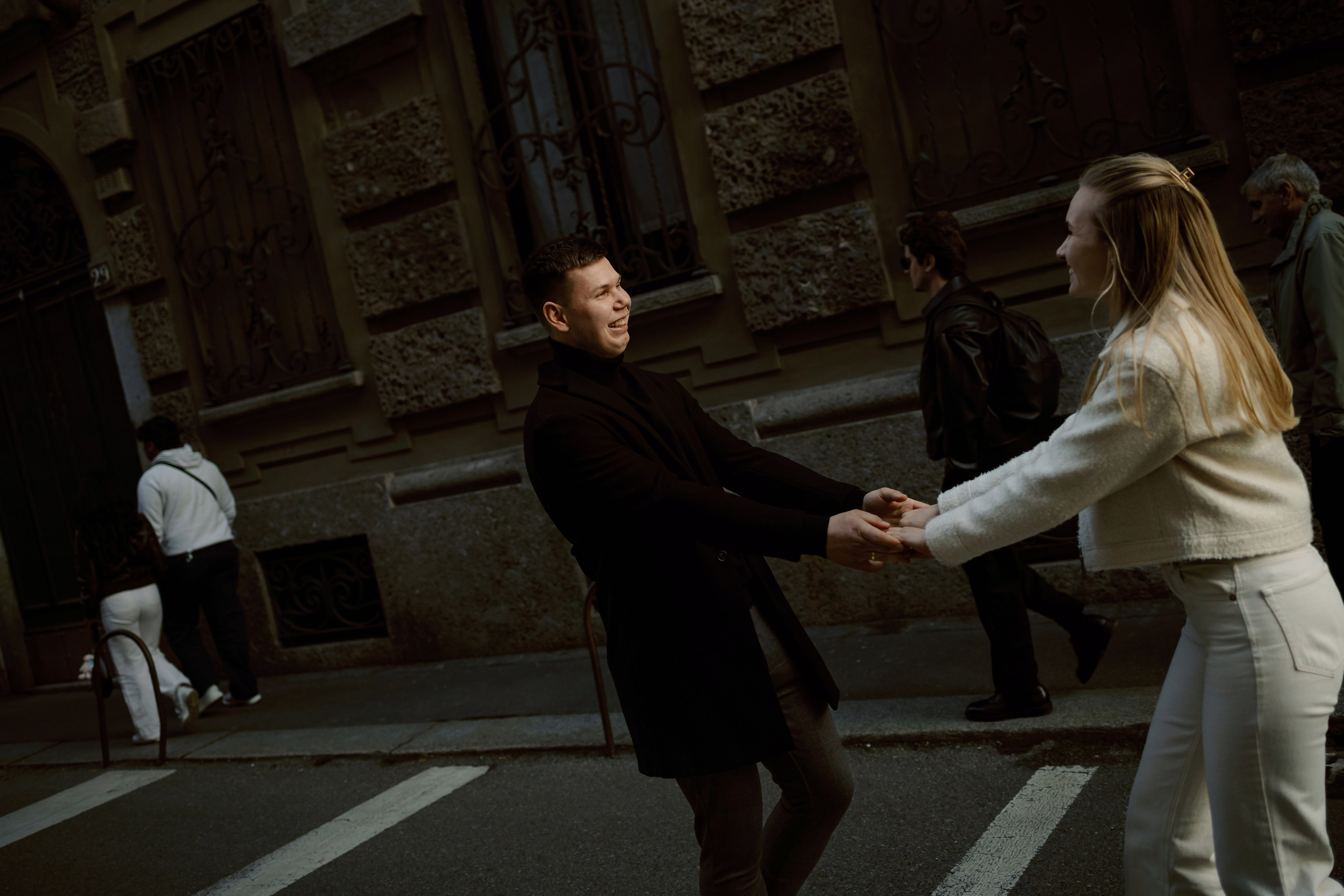 Живой момент на пешеходном переходе, пара в движении в городской среде