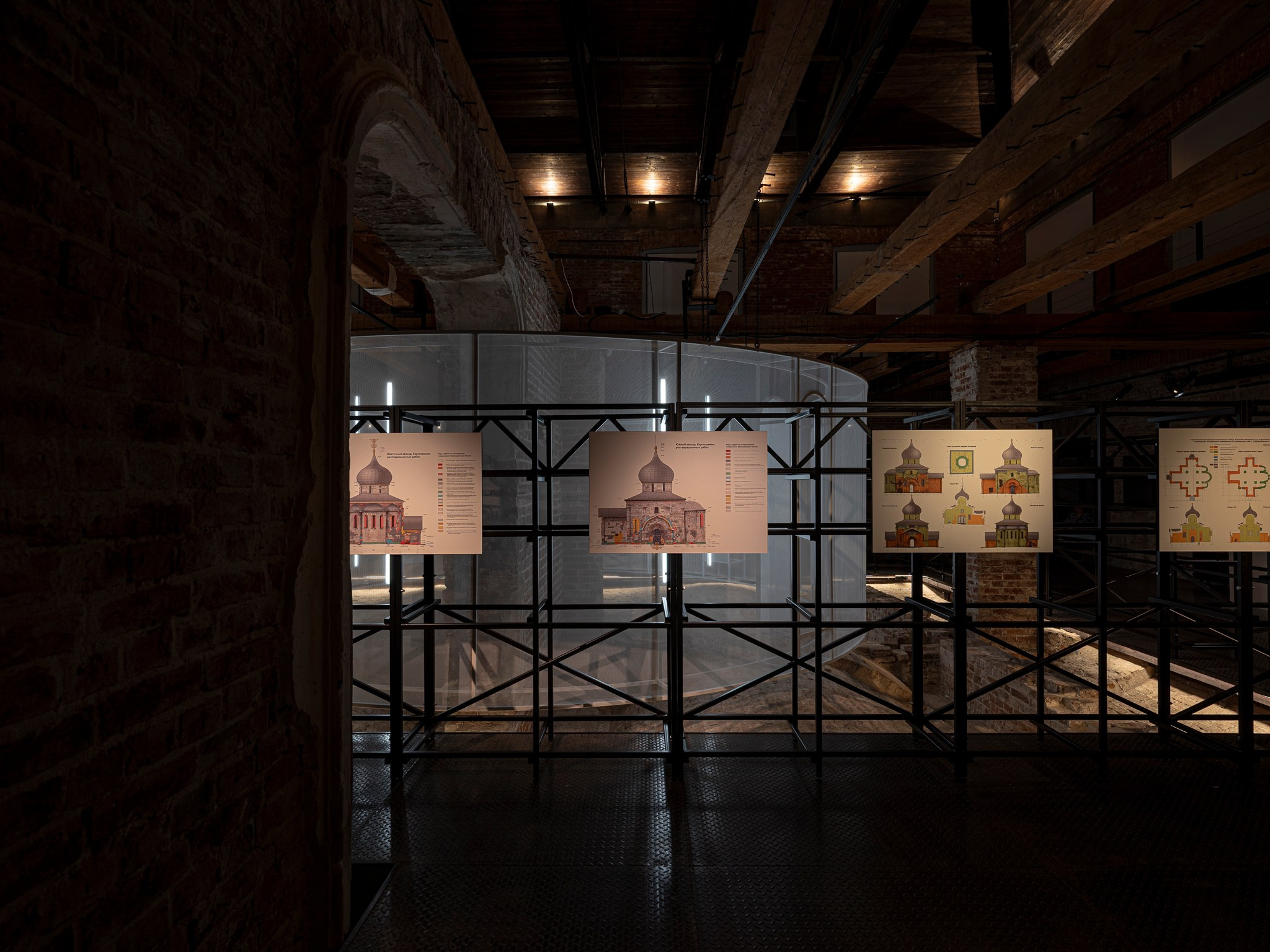 Выставочный проект «Белый Храм. История Георгиевского собора „и созда ю чюдну, резным каменем“». Фотограф Василий Буланов