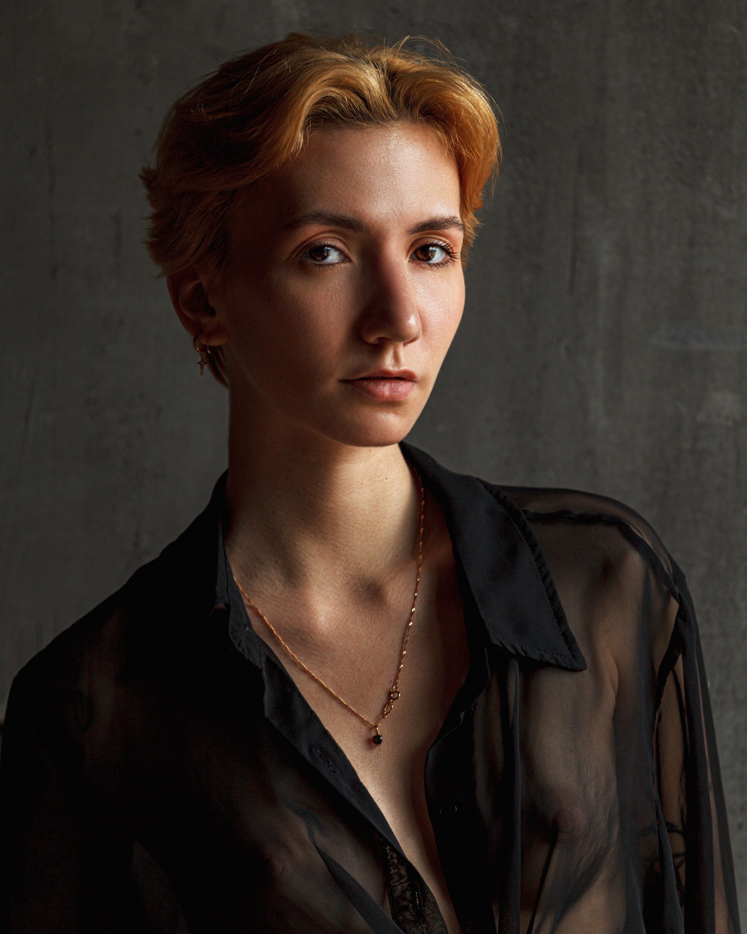 Молодая девушка позирует в студии