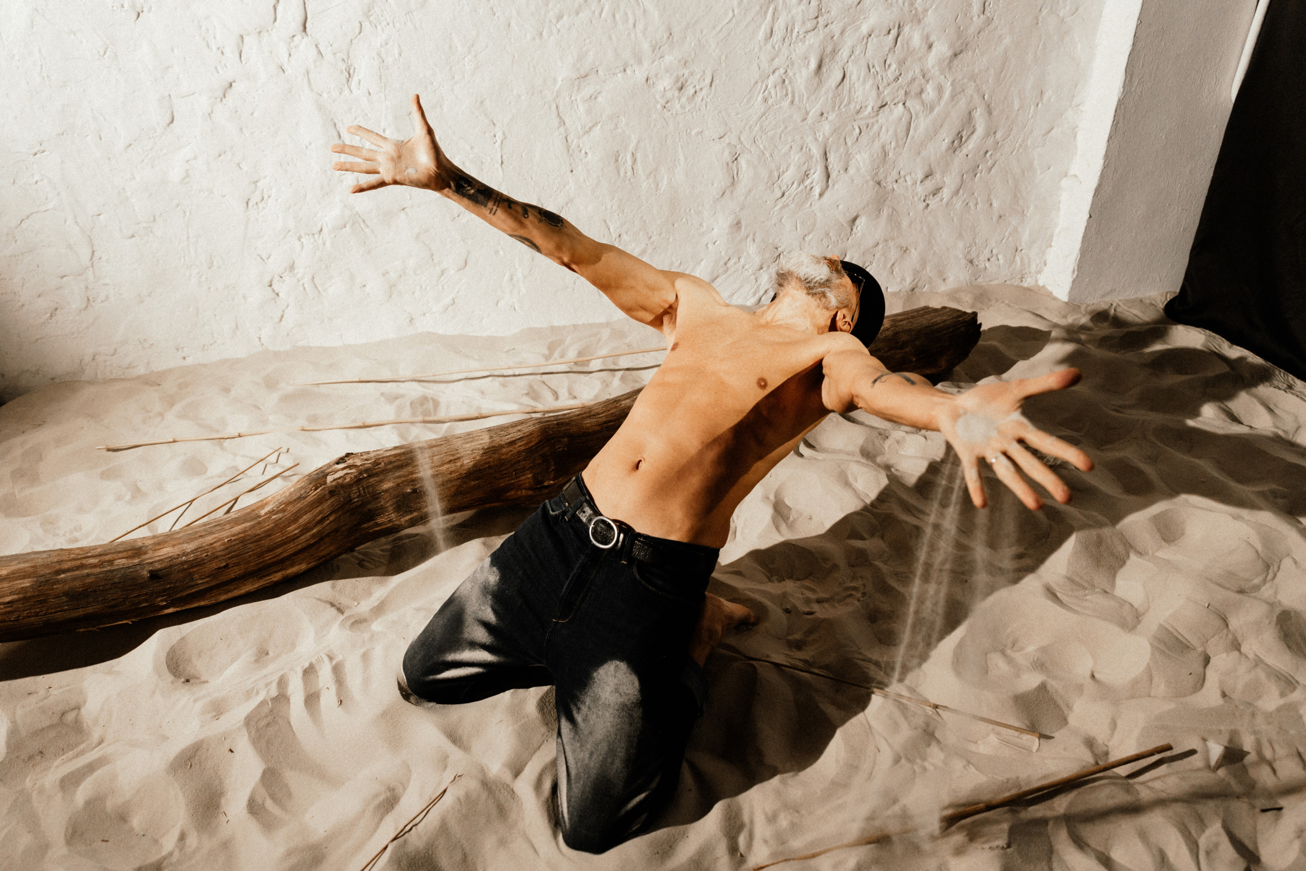 Мужская фотосессия в студии. Фотограф Александр Кожарский