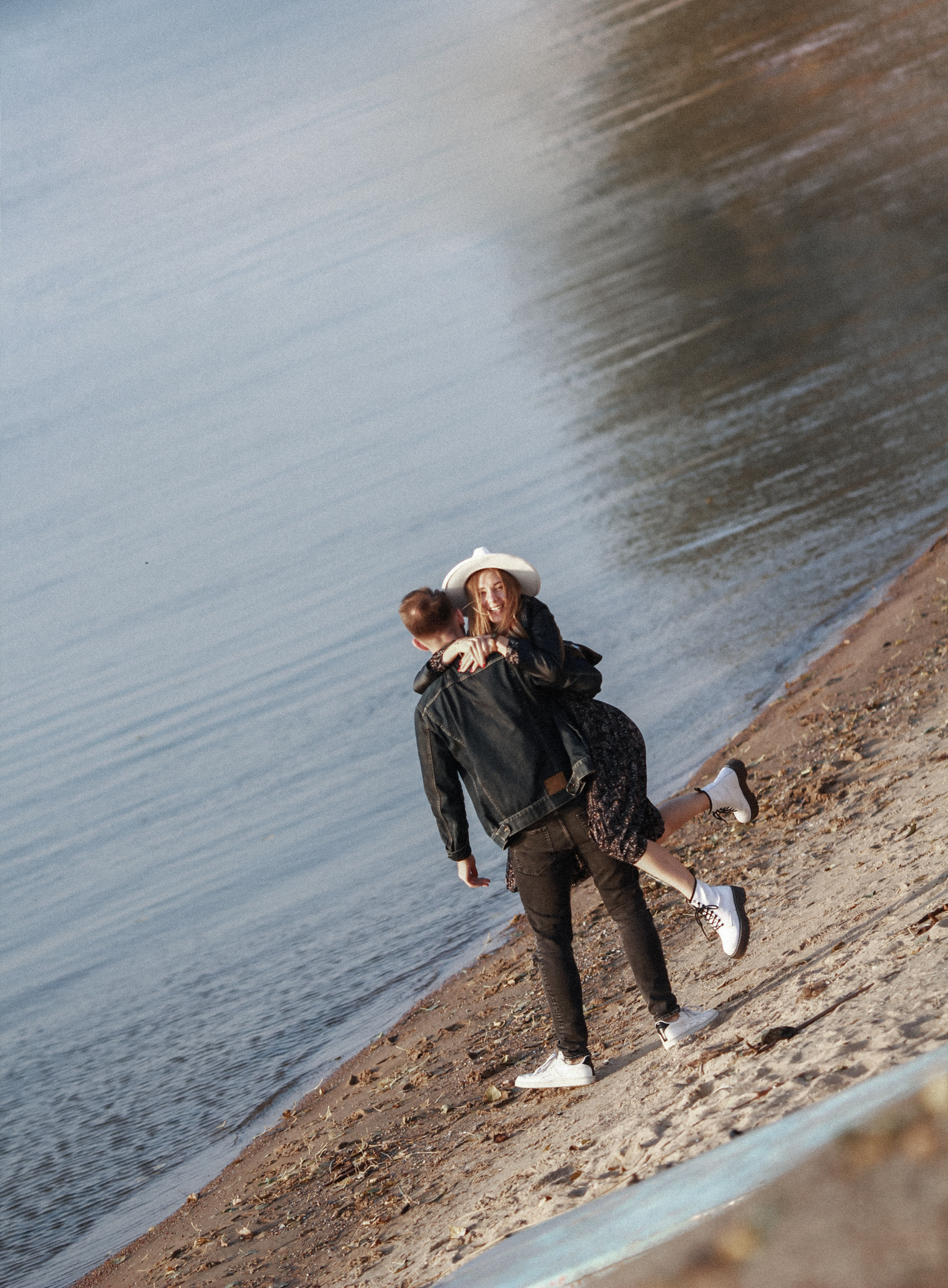 Фотосессия около воды. Фотограф vitalina.fox