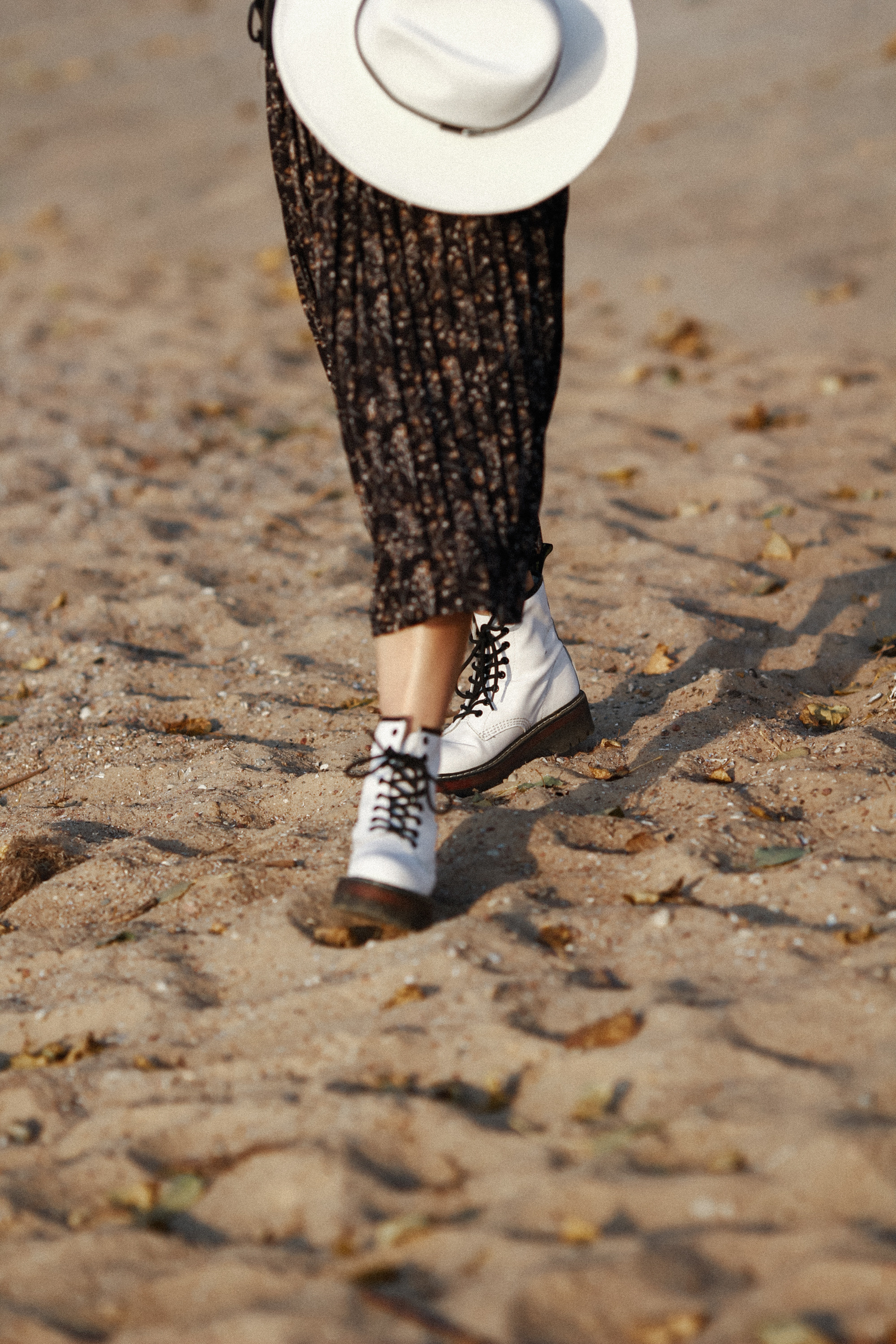 Фотосессия около воды. Фотограф vitalina.fox