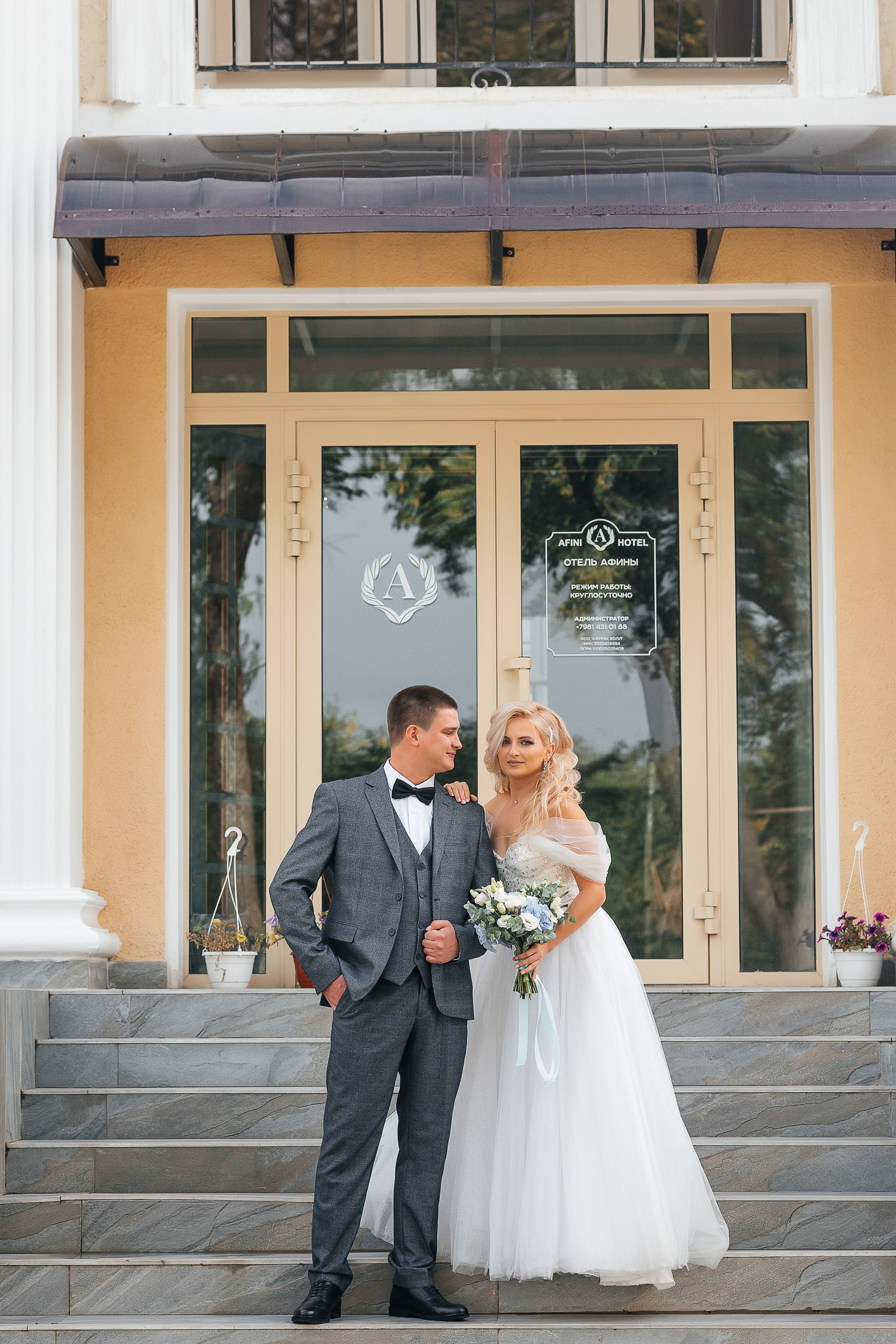 Стильная фотосессия пары в интерьерах ресторана. Олег Сверчков | Свадебный фотограф Вологда