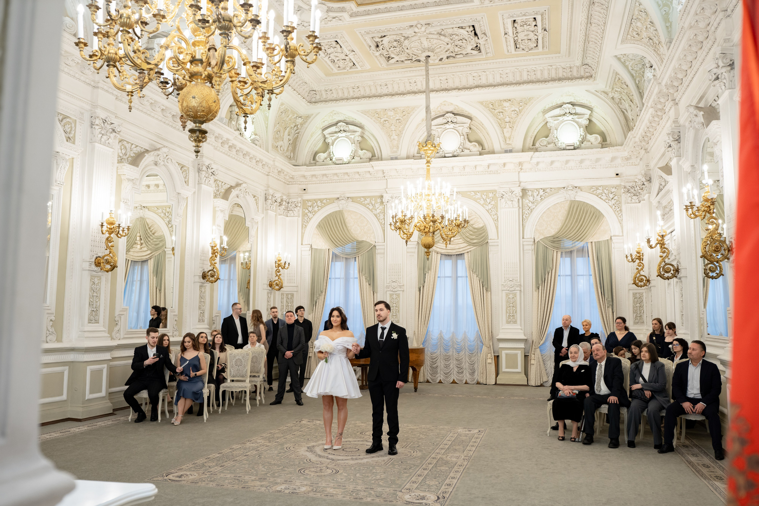 Красивые фотографии из Дворца Бракосочетания №1 Свадебная фотосессия Жениха и невесты в главном зале регистрации