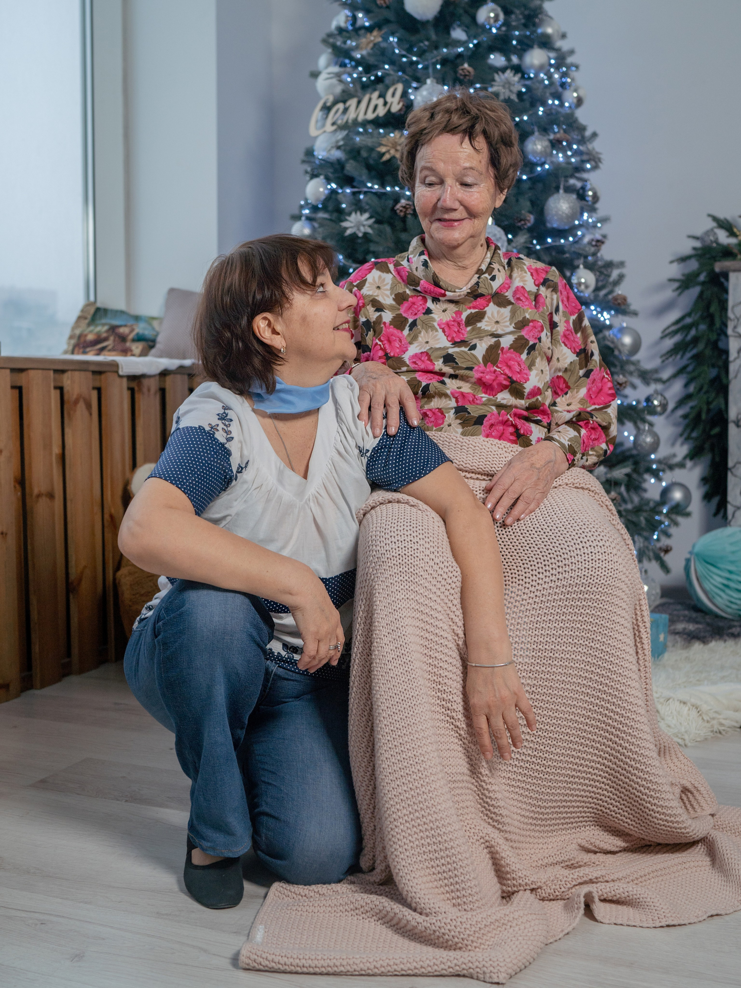 С бабушками. Фотограф Зинаида Евдокимова