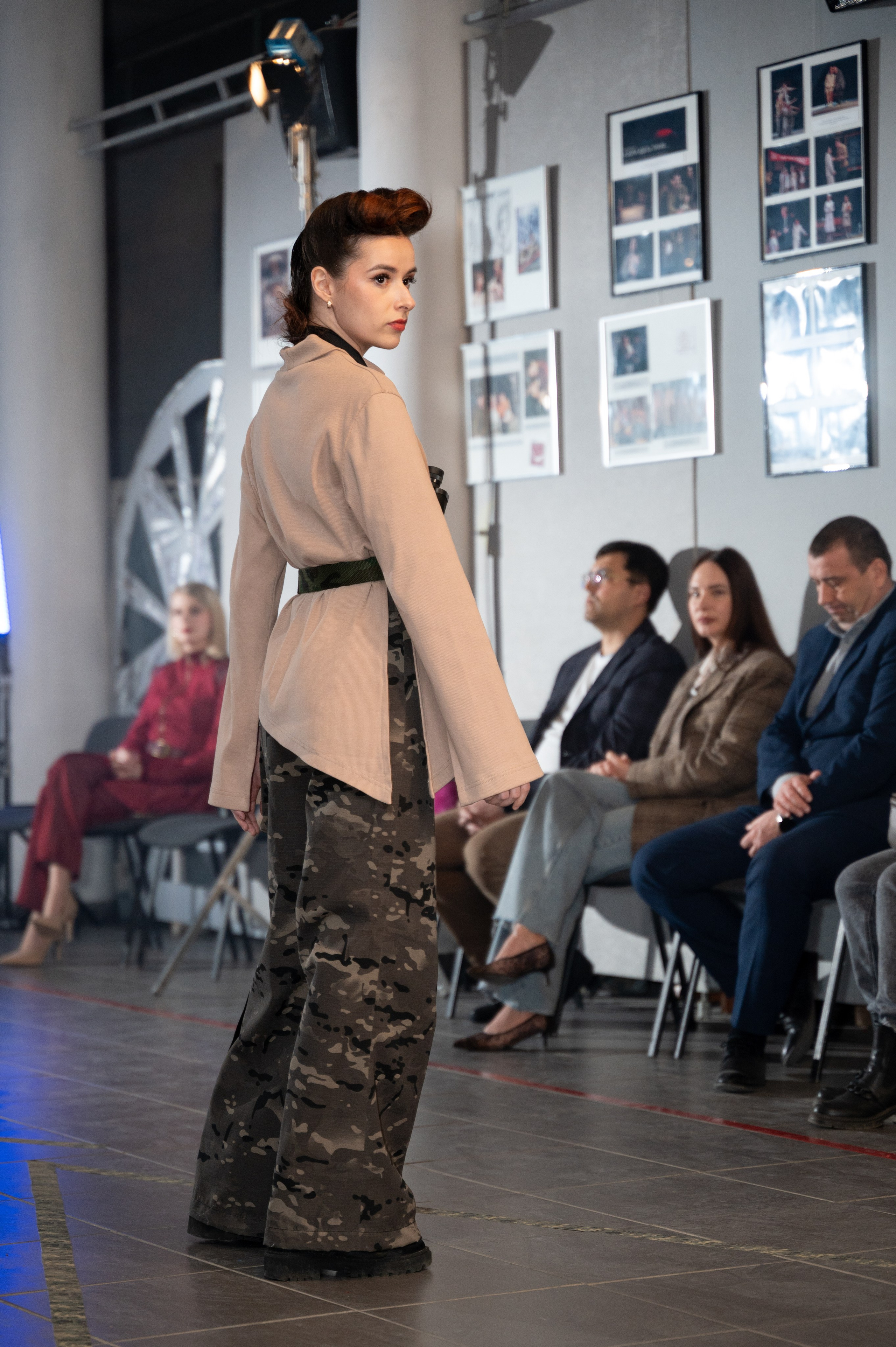 Закрытый показ милитари «Своя трансформация» дизайнера Юлии Бойченко | 24.04.2025. Фотограф в Омске Елизавета Кириллова
