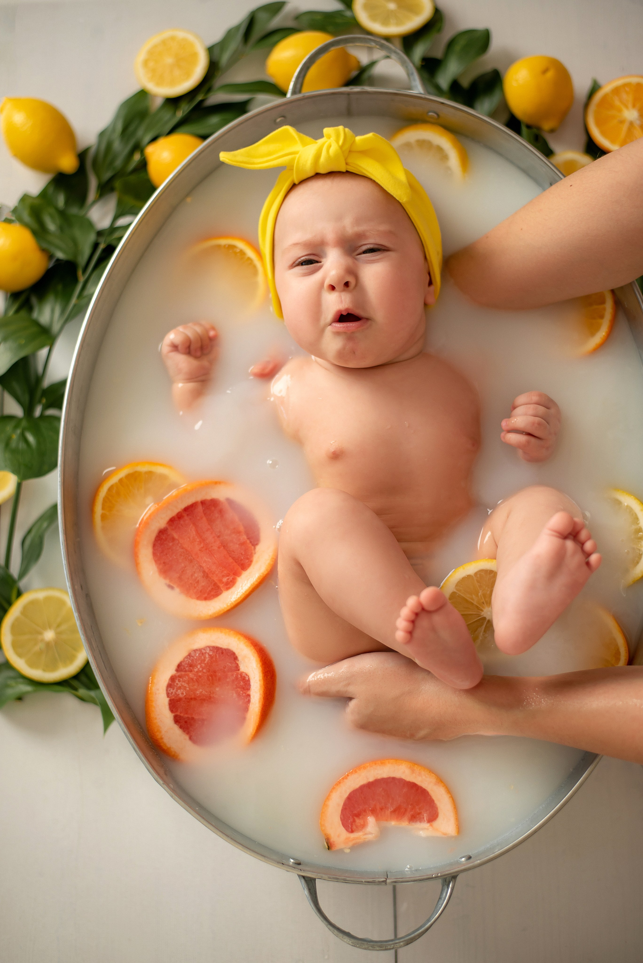 Верочка — купание в молочной ванне. Семейный и детский фотограф Наталья Горда