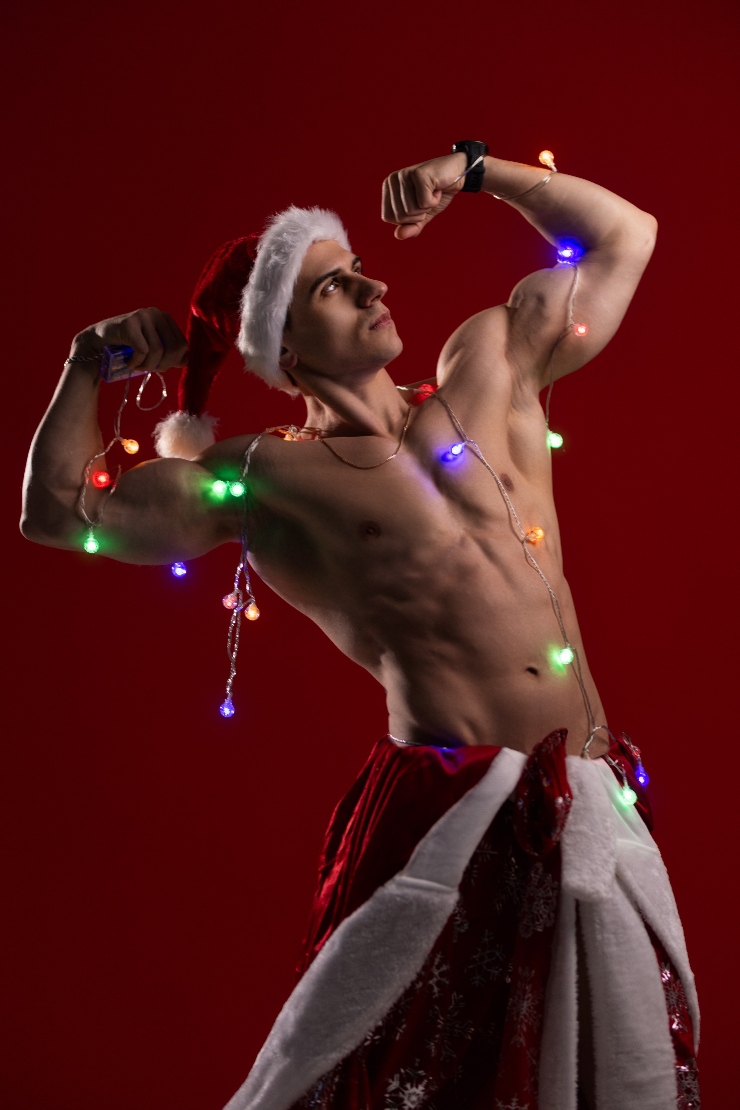 Новогодняя спортивная фотосессиия в студии в костюме деда мороза в Воронеже