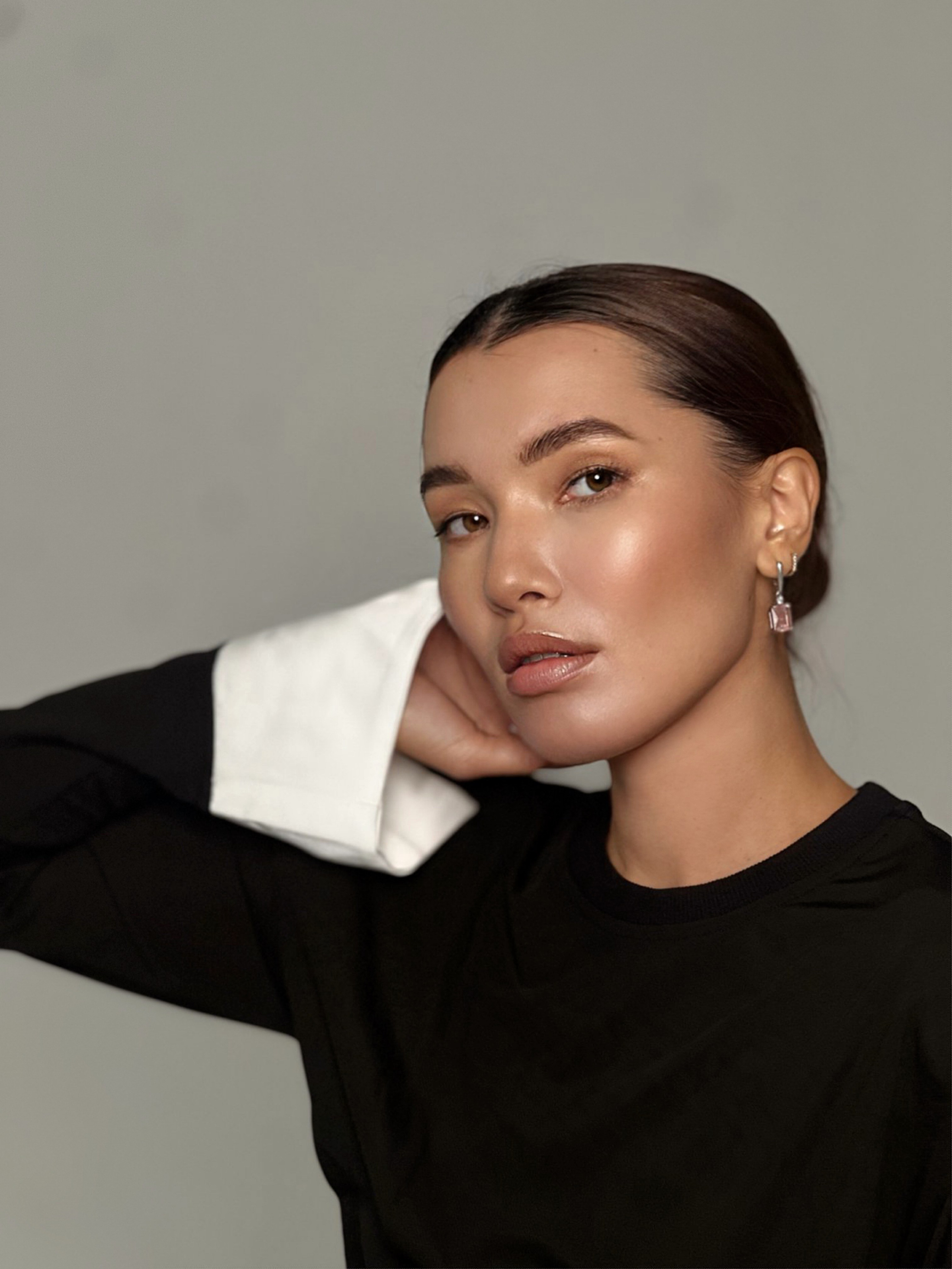 Портрет девушки модели азиатской внешности 