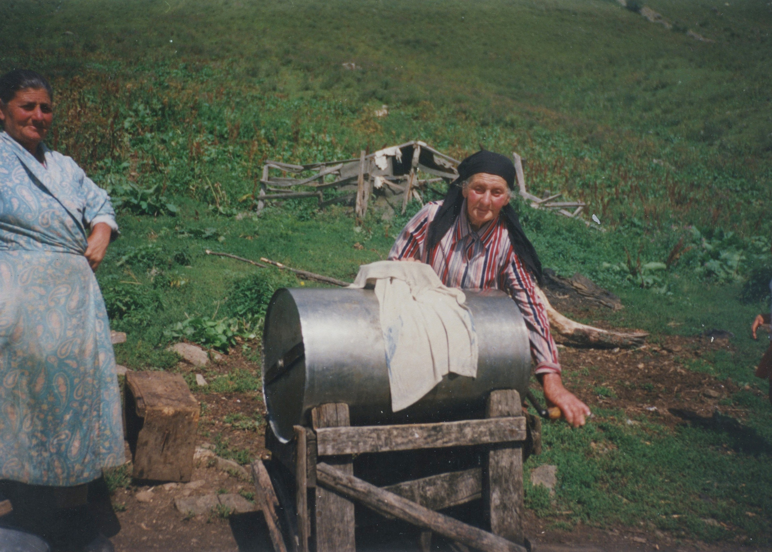 Асмик Кегеян (Игнатосян), Астхык Топчиян (Игнатосян), 1997(?). Архив Анаиды Кегеян. 