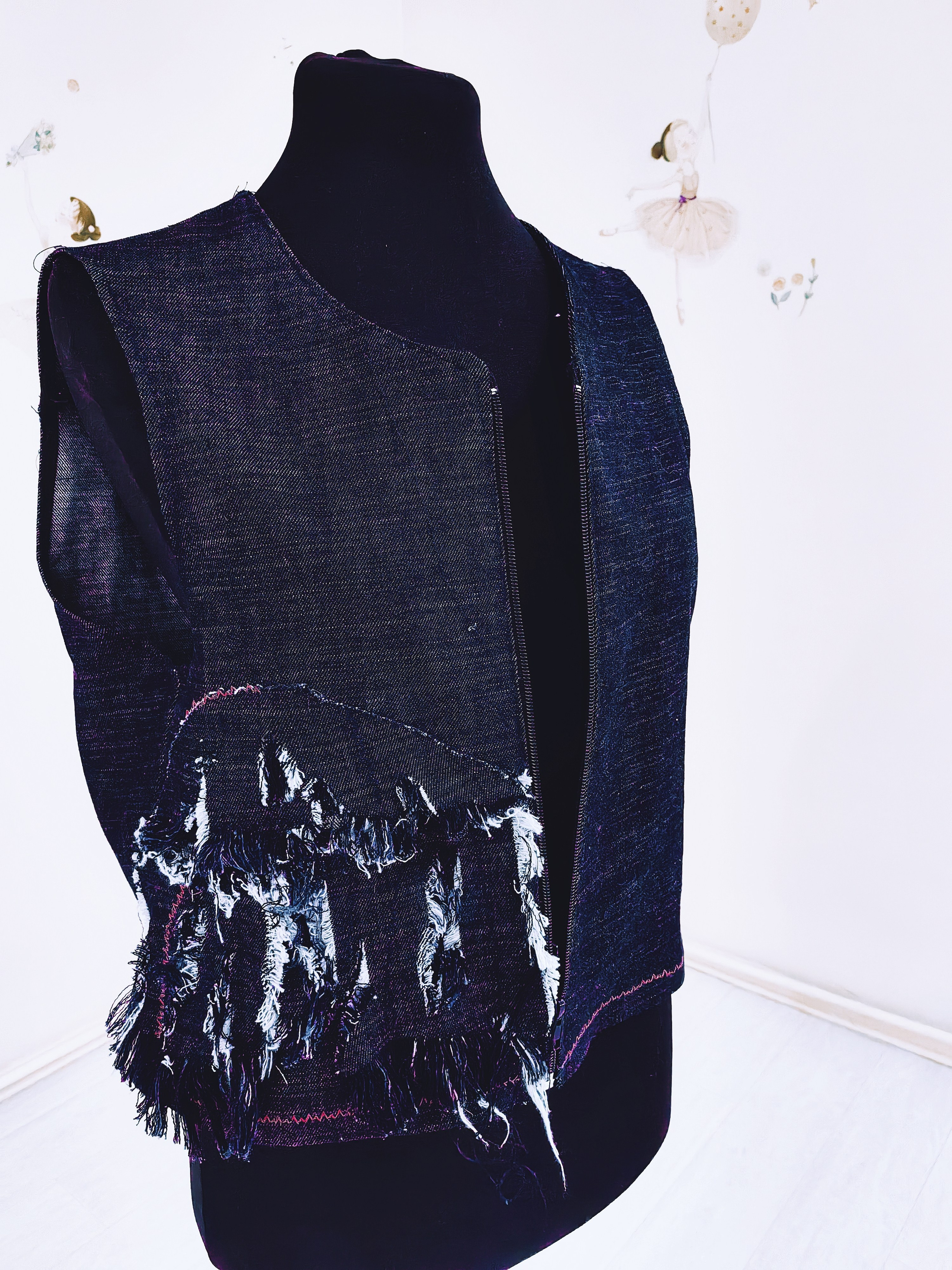 Дизайнерские жилетки из джинсы с декором в технике синель, росписью ткани, вышивка. Шьют дети. Владивосток. Школа для девочек во Владивостоке — Само Совершенство