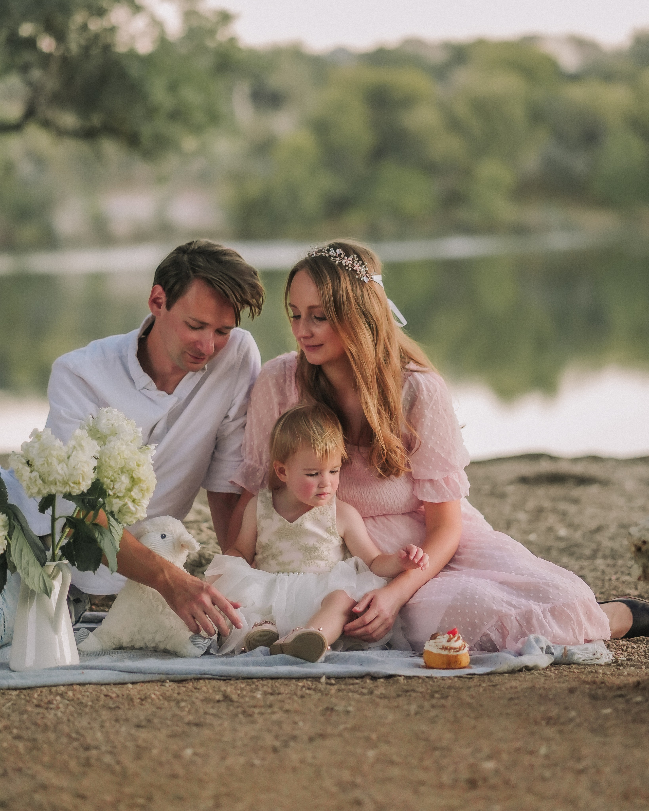 Family snuggles & smiles — cozy family photos