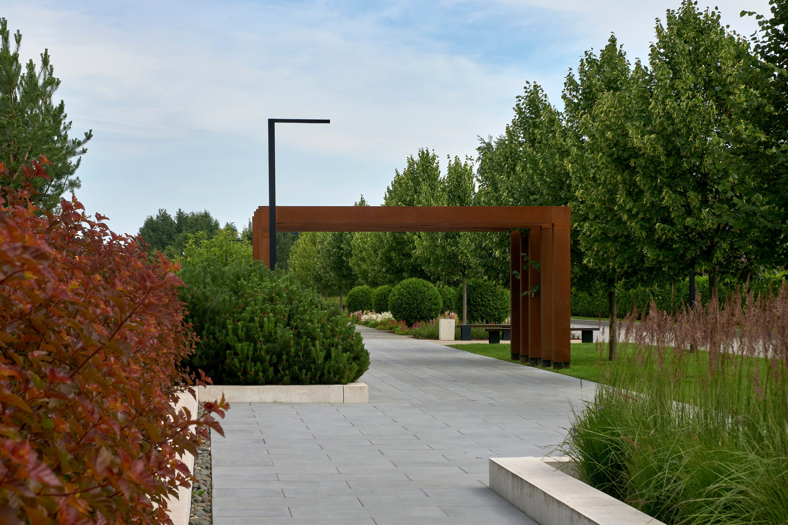 Ландшафтный и интерьерный фотограф Наталья Соловьева. Фотосъемка озеленения территории в КП Репинская Усадьба-4 для ландшафтной студии Аквилегия | interioto