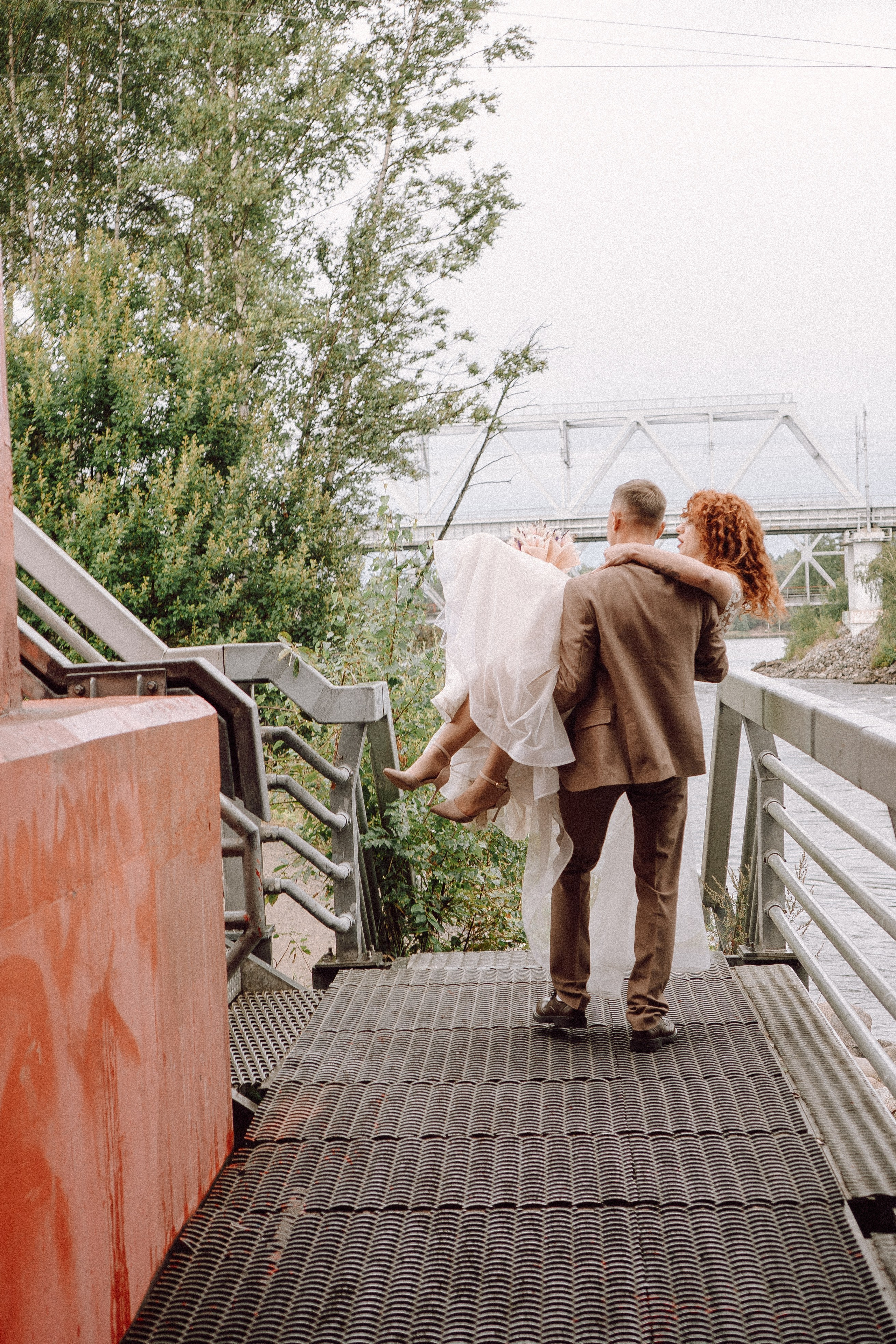 СВАДЕБНАЯ ФОТОСЕССИИЯ ПАРЫ В ГОРОДЕ ПРИОЗЕРСК В СОСНОВОМ ЛЕСУ И С ПИКАПОМ. Профессиональный фотограф, Санкт-Петербург — Виктория Богомолова