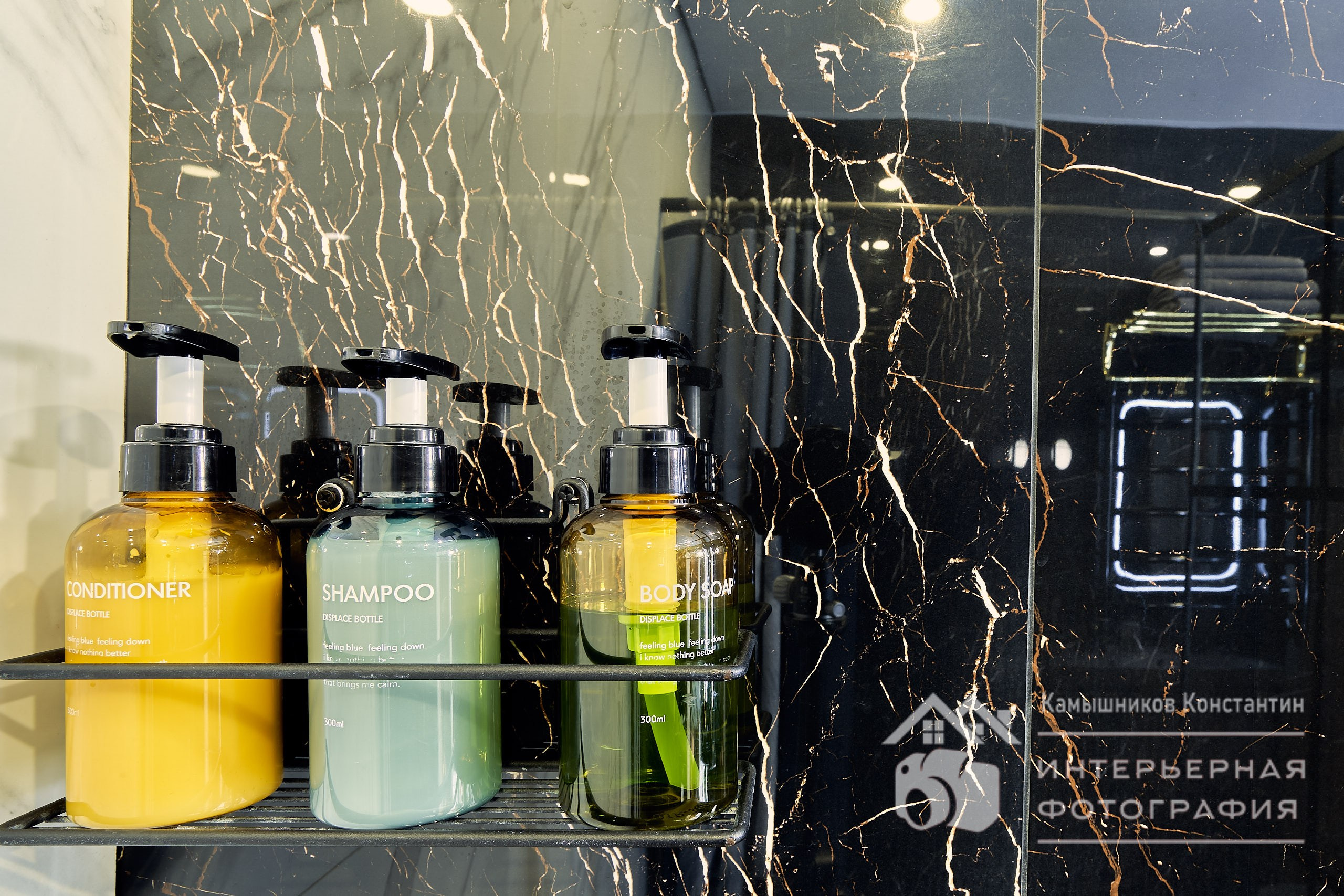 Интерьерная съемка санузла в московских апартаментах, баночки и пузырьки с косметическими средствами крупным планом