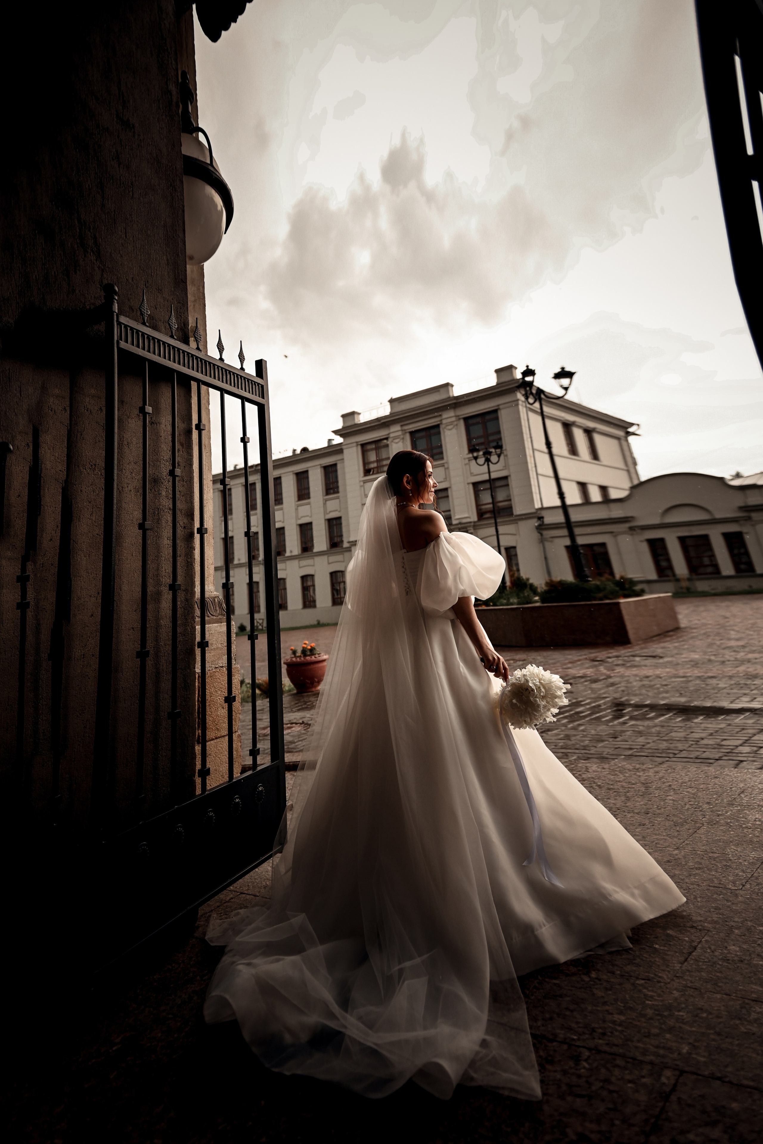 Небольшая свадебная серия в музее и прогулкой под дождем Эльмиры и Ризата. Свадебный, семейный, детский, контент фотограф в Омске Максим Ильин