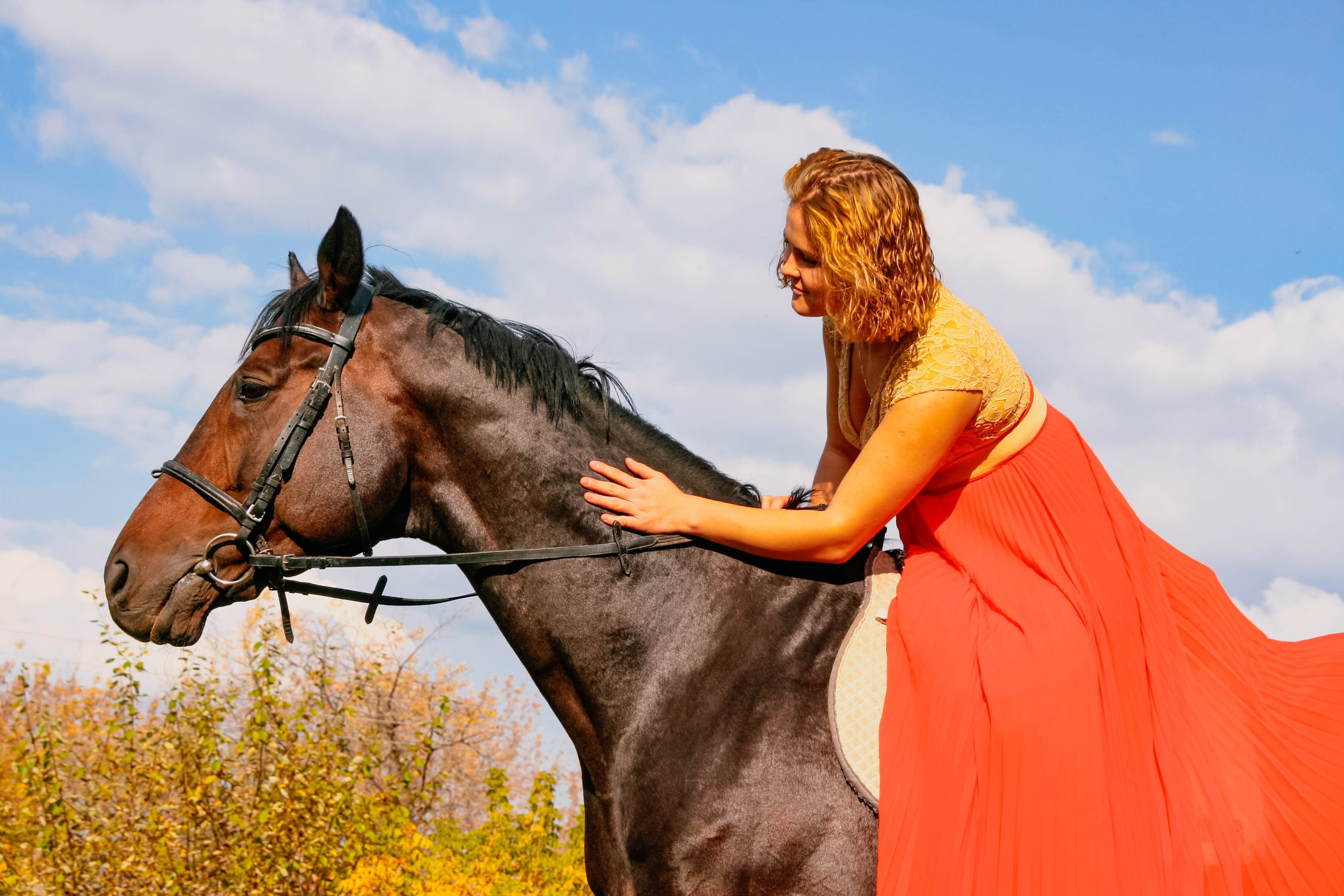 Алёна и Даша на лошади. Фотограф Пермь. Фотосессия в фотостудии Перми и на свежем воздухе