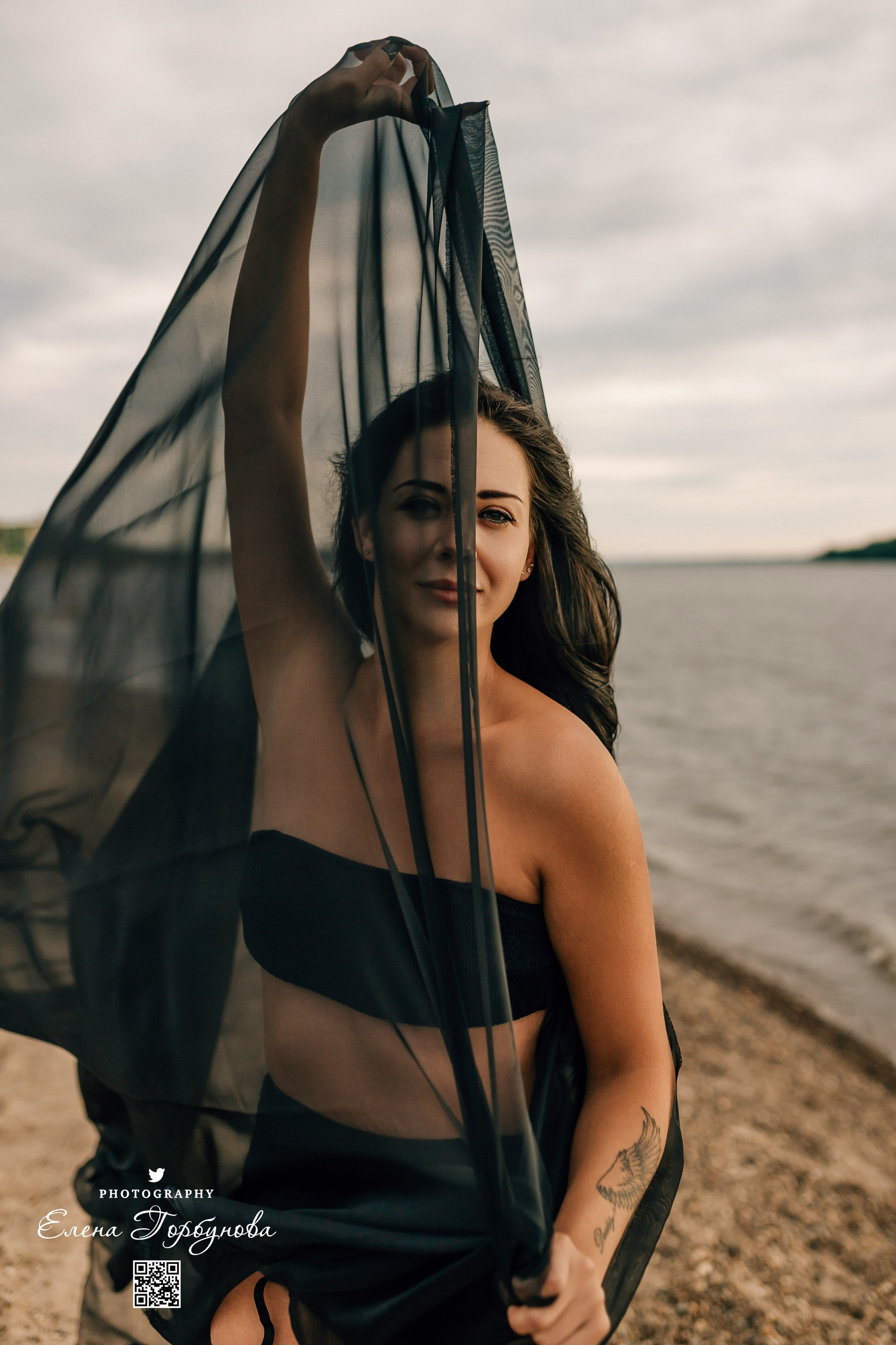 Черная серия с тканью. Набережная. Александра и Таисия. Июль 2025 г. Фотограф Пермь. Свадьбы. Семья и дети, школа, д. сад. Фотокниги