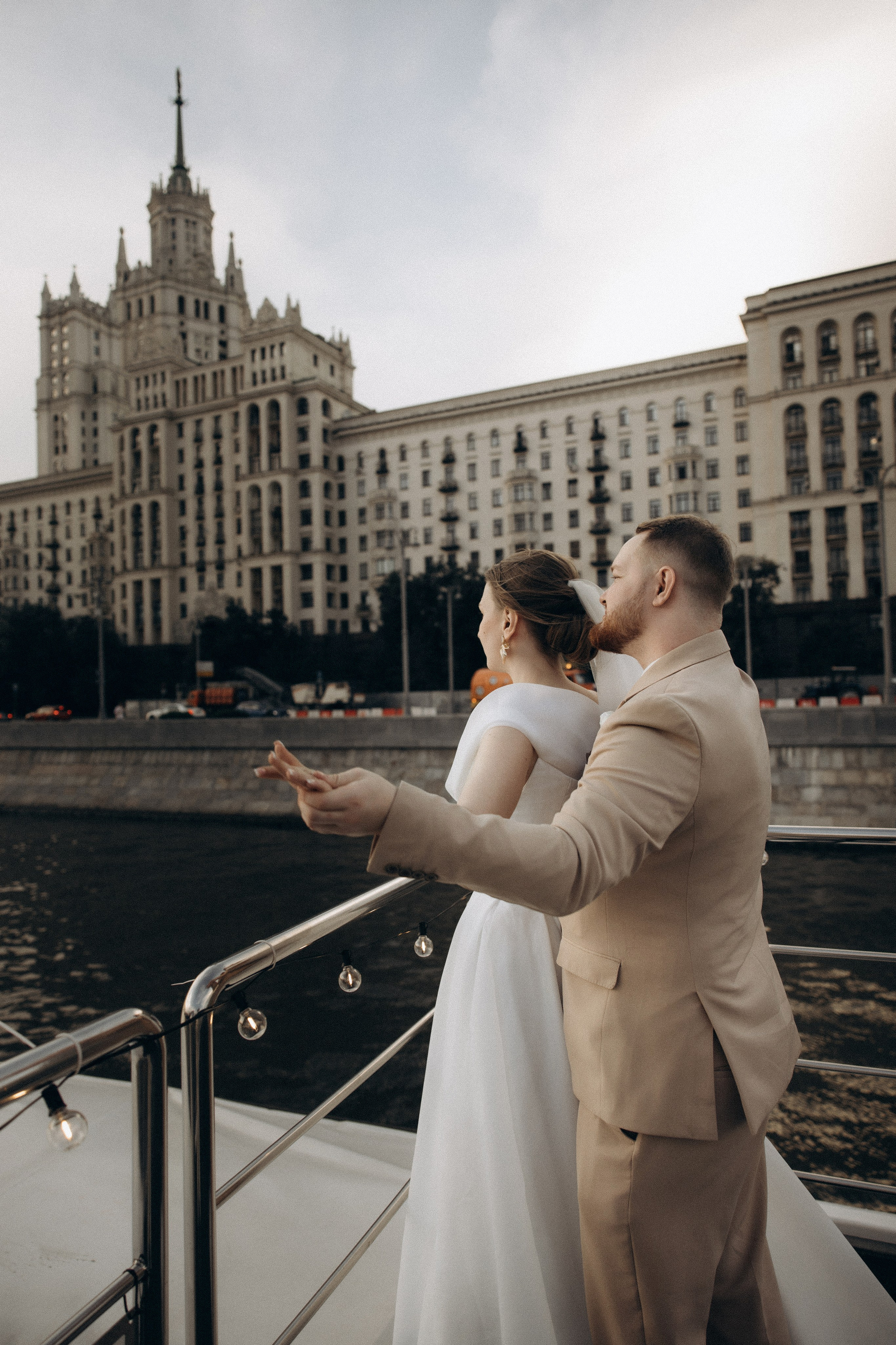 Утро невесты и свадебная фотосессия на теплоходе по Москве-реке