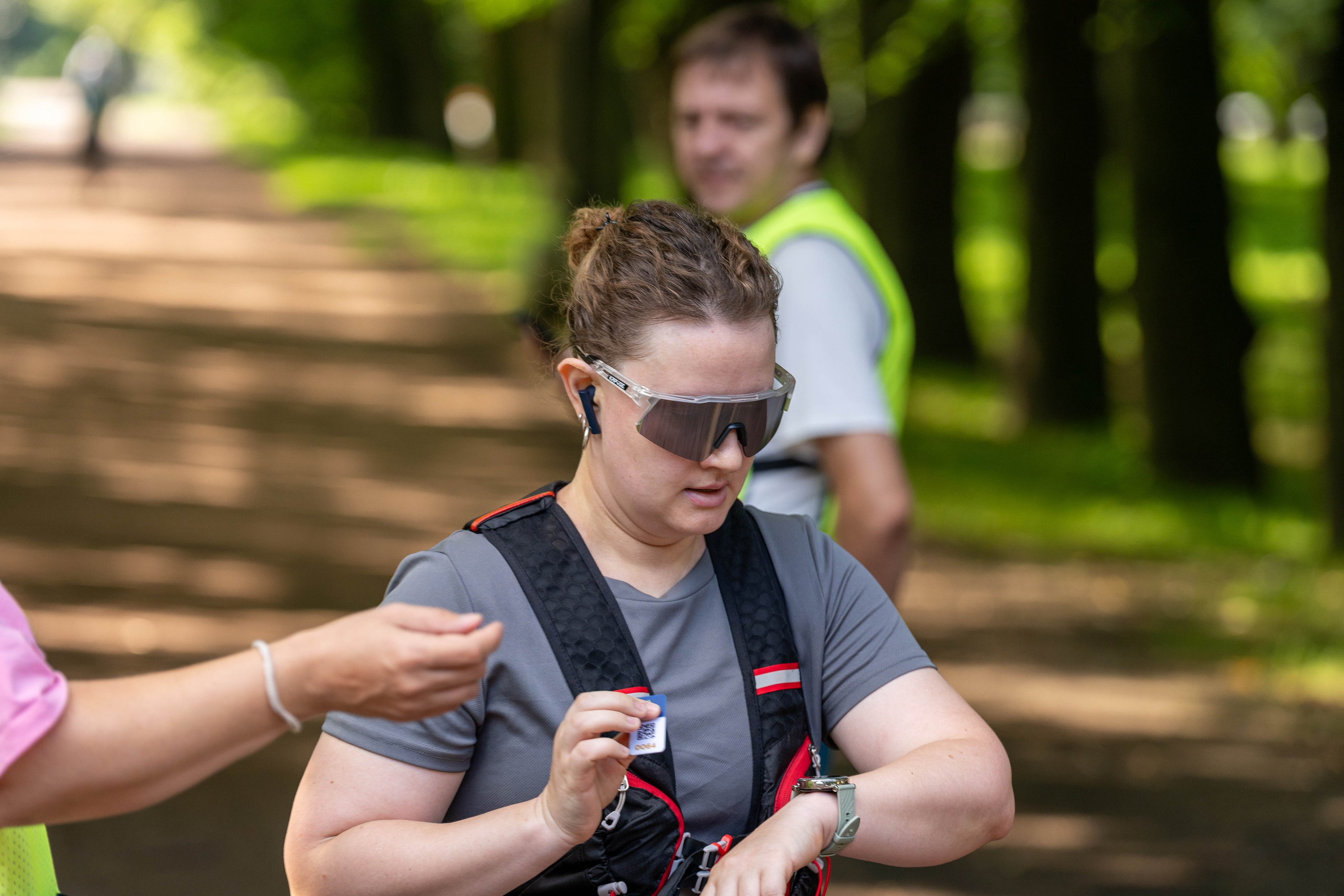 Бегунья пробега «5 вёрст» проверяет время — спортивный фотограф Санкт-Петербург