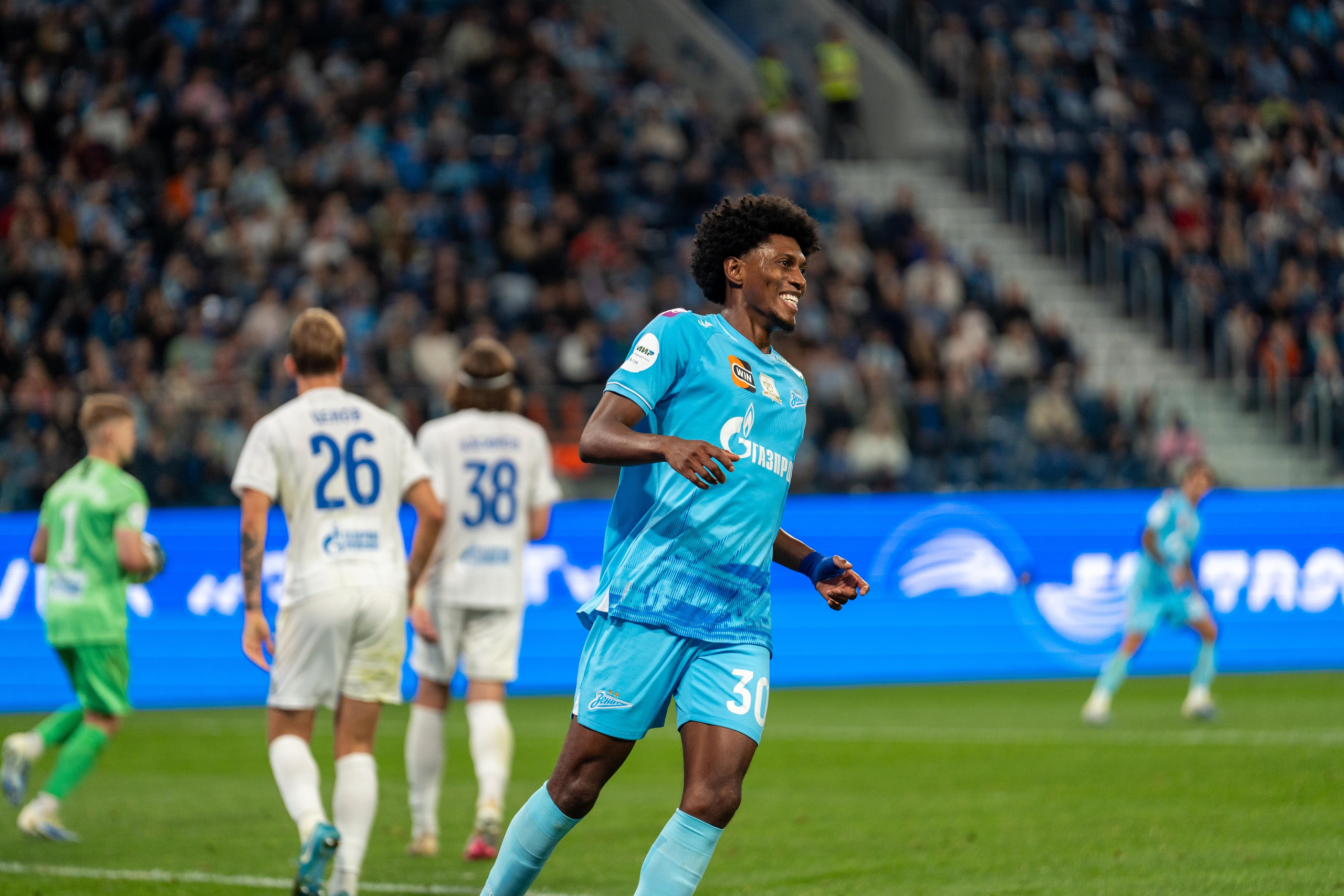 Футболист Зенита празднует гол на Газпром Арене в репортажной съемке спортивного фотографа Санкт-Петербурга